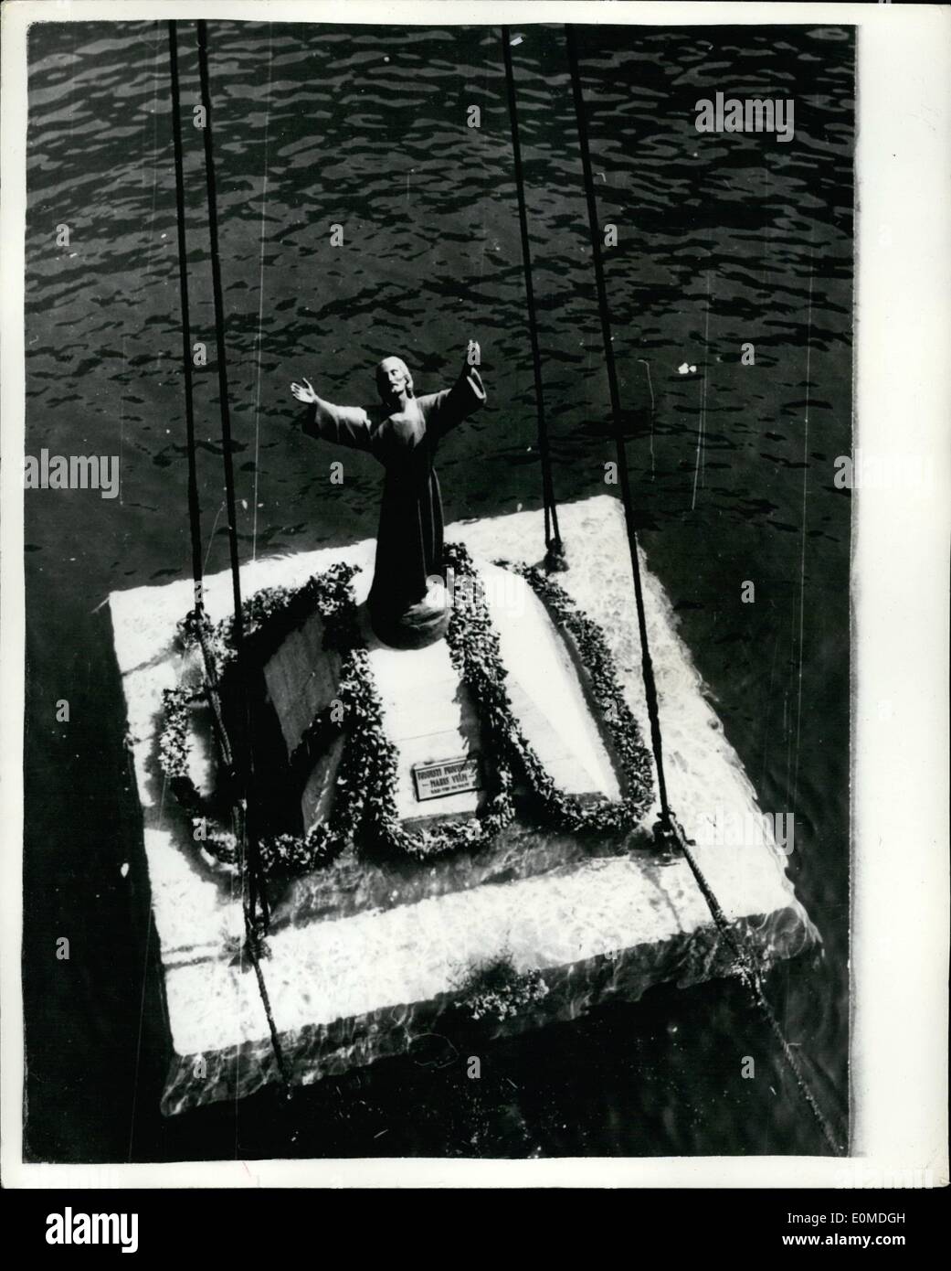 Sept. 09, 1954 - STATUE platziert auf dem Meeresboden '' JESUS der DEEPS'' sechzig Taucher kniete und preyed sechzig Fuß unter dem Stuhl Bett in San Frattuso Bucht, in der Nähe von Portifino auf die italienischen Riverin wenn eine 8 Fuß hohe Bronzestatue - bekannt als '' Jesus von Doops'' ins Meer auf einer 75-Tonnen gesenkt wurde. Es ist von dem italienischen Bildhauer Guide Gallatti und dienen als Vormund für alle, die mit dem Meer zu tun haben und als Denkmal für diejenigen, die auf hoher See sterben soll. Foto zeigt: - bekränzten mit Blumen der Status ins Meer in der Bucht von San Fruttuose, in der Nähe von Naples sinkt. Stockfoto