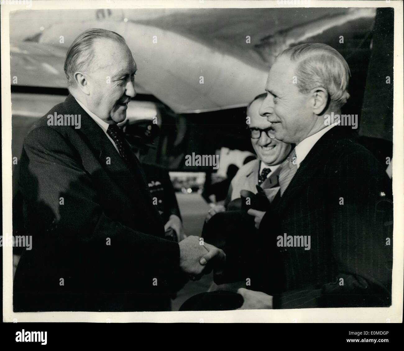 Sept. 09, 1954 - Dr. Adenauer trifft.: Dr. Adenauer, im Westen Bundeskanzlerin, angekommen am Flughafen London heute Abend. Er ist an der neun-Mächte-Konferenz auf deutschen Wiederbewaffnung, die morgen in London eröffnet. Das Foto zeigt Dr. Adenauer auf Links, gesehen bei seiner auf dem Flughafen London heute Abend Ankunft begrüßt. Stockfoto