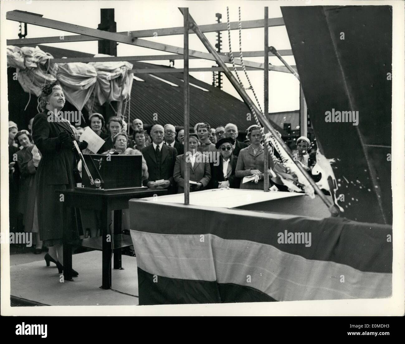 Sept. 09, 1954 - neue Anti-u-Boot-Fregatte in Cowes gestartet. HMS Grafton.: HMS Grafton, eine Anti-u-Boot-Fregatte wurde ins Leben gerufen von Lady Grantham, Ehefrau von Admiral Sir Darm Grantham K.C.B., C.B.E., DSO, der von Admiral Lord Mountbatten als C. C. Mittelmeer übernehmen-in Samuel White Werft Cowes, heute Nachmittag. Das Schiff ist 310 Füße lang mit einer Breite von 33 Fuß und wird angetrieben durch Getriebemotor System Turbinen des fortschrittlichen Designs, sie ist bewaffnet mit drei Bofors-Geschütze und zwei drei-barreled Anti-u-Boot-Mörser im gleichen Design wie H.M.S Rakete montiert Stockfoto