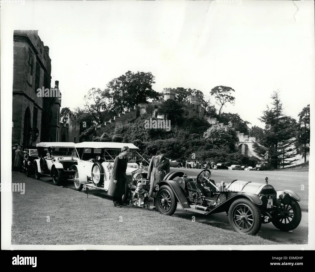 Sept. 09, 1954 - Anglo American Vintage-Rallye. Alte Fahrzeuge in Warwick. Die 850 Anglo amerikanischen Veteranen-Rallye von Edinburgh enden Morgen in Goodwood. Zwanzig Autos sind Teil jedes Land eingereist fünf '' Edwardian'' (1904-1919) Auto und fünf '' '' (1920-1930) Oldtimer. Die Rallye, die von der British Travel and Holidays Association gesponsert wird begann am vergangenen Sonntag von Edinburgh. Foto zeigt einige der Wettbewerber mit ihren alten Fahrzeugen auf Warnick auf Weg nach Goodwood. Stockfoto