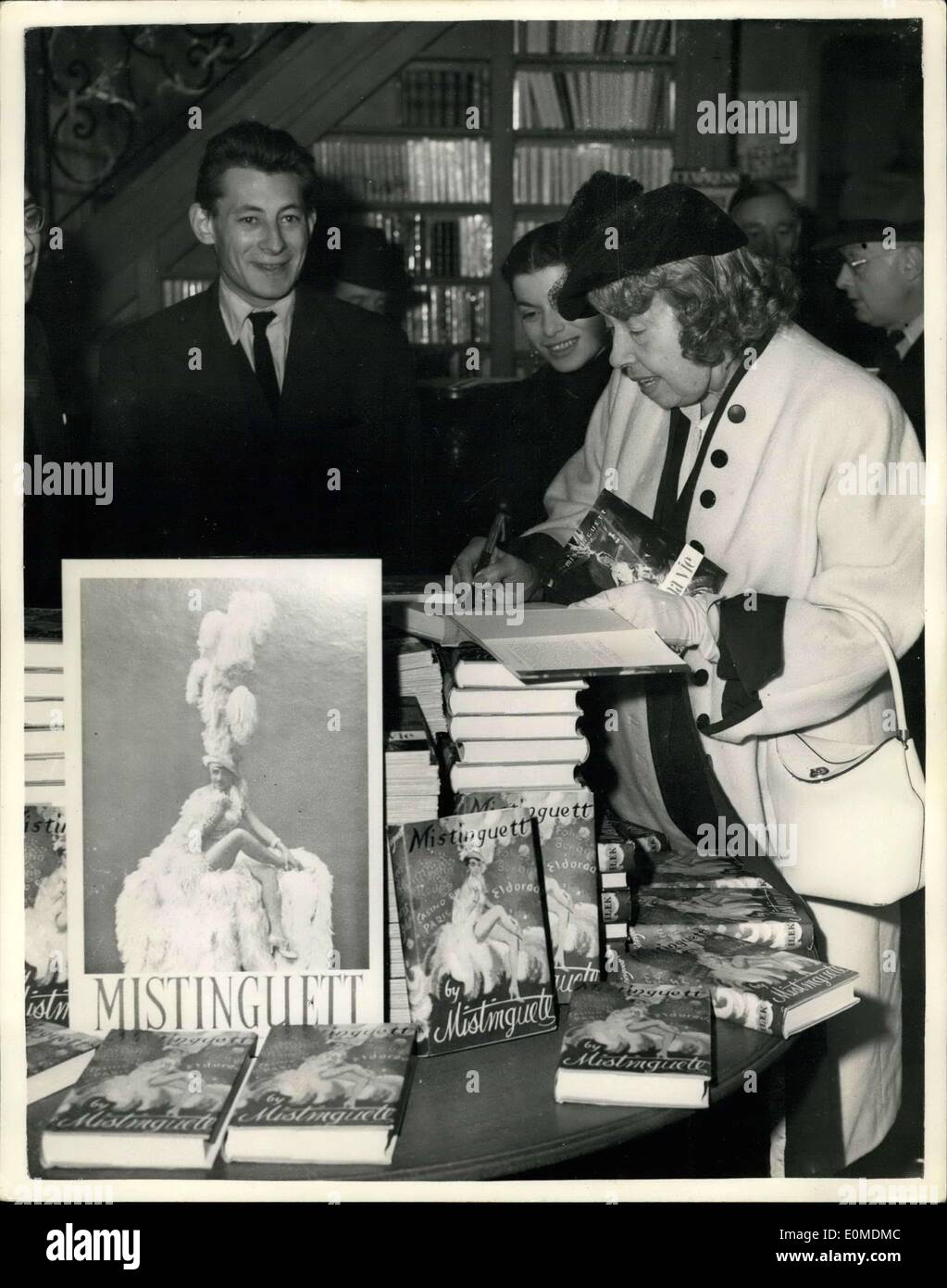 11. Oktober 1954 - Autogramme Mistinguett Exemplare ihres neuen Buches. Berühmte französische Star In London: Mistinguett Sterne der bekannten französischen Stockfoto
