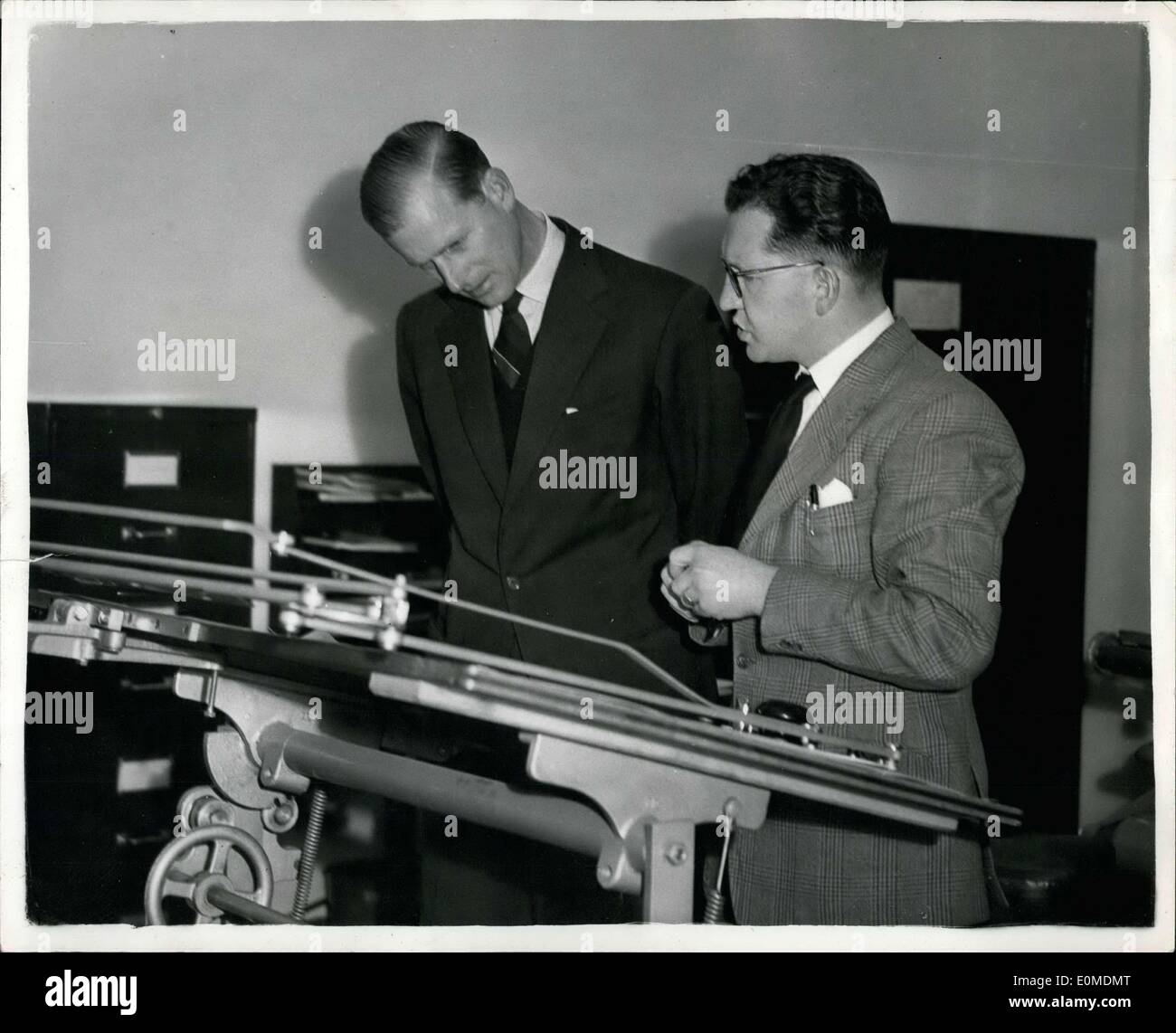 13. Oktober 1954 - eröffnet Herzog von Edinburgh neue Elektronik-Labors. Foto zeigt The Duke Of Edinburgh Chats mit eines der Zeichner -, wenn er die neuen Ferranti-Elektronik-Labors in Edinburgh eröffnet. Stockfoto