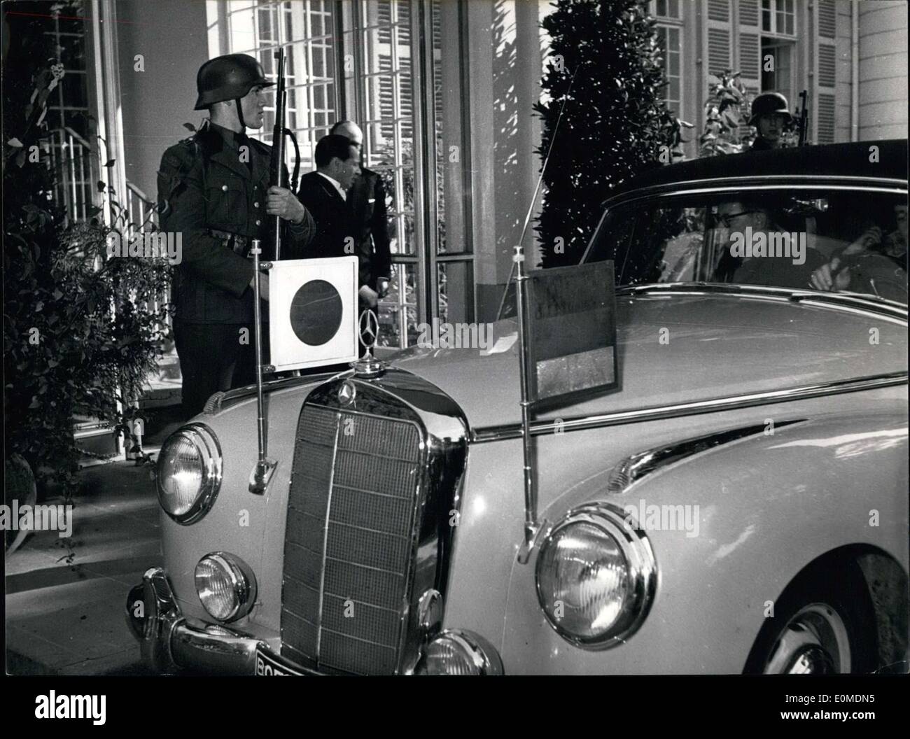 14. Oktober 1954 - sind die zwei Eidgenössischen Grenzwächter bissig in der Hammerschmidt Villa in Bonn, wie Japans Premierminister Yoshida und Bundespräsident Heuss besucht werden. Stockfoto