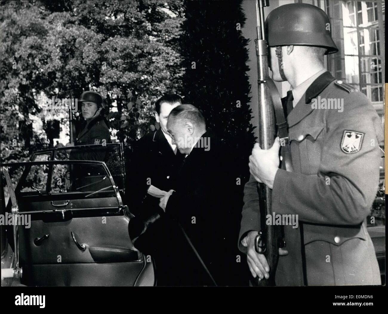 14. Oktober 1954 - sind beide die Bundesrepublik Grenzwächterinnen und Grenzwächter stramm in der Hammerschmidt Villa in Bonn, als der japanische Premierminister Yoshida Bundespräsident Heuss besucht. Stockfoto