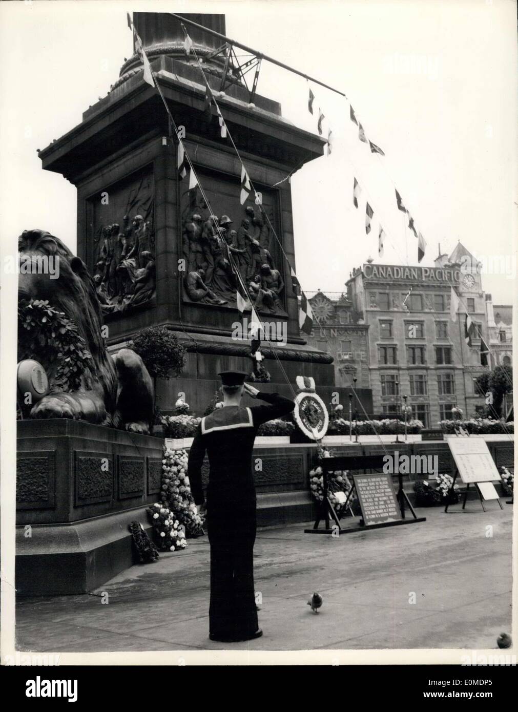 21. Oktober 1954 - jährliche Trafalgar Day Ceremony am Trafalgar Square. Das Foto zeigt Schauspiel P.O. Anthony Webster, der Battersea - salutiert Nelsons Signal - an die Nelsonsäule, heute Morgen. Stockfoto