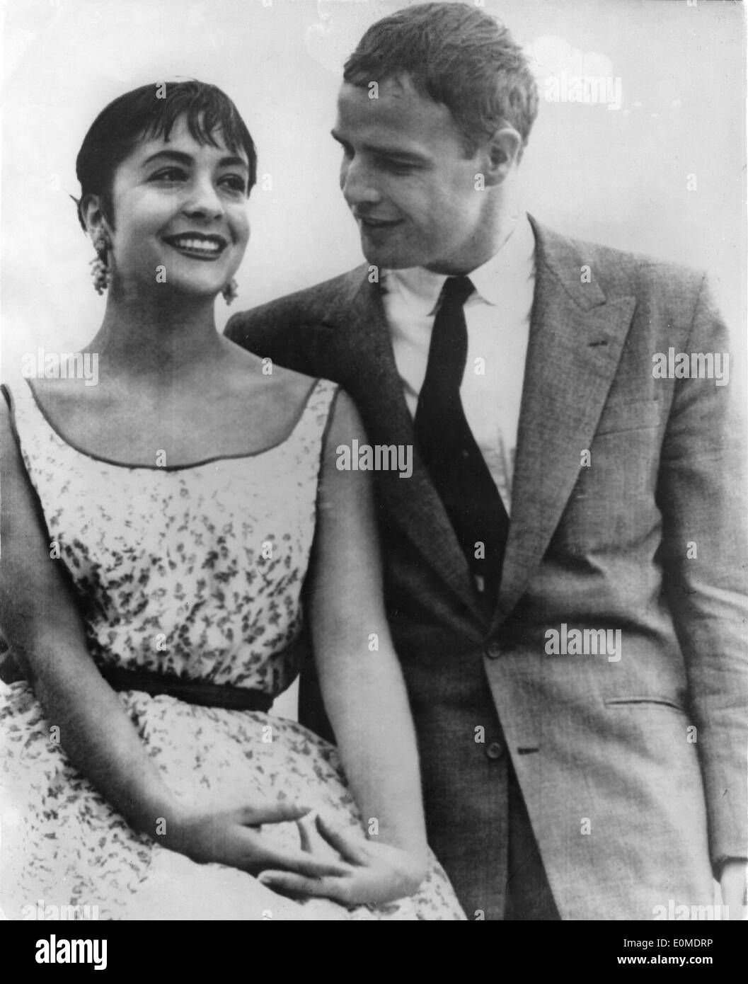 Schauspieler Marlon Brando mit Verlobten Josiane Berenger Stockfoto