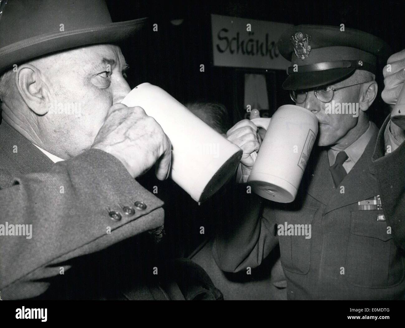 Sept. 18, 1954 - "Prost!" Dies ist, was Münchner Oberbürgermeister Thomas Wimmer an US-Kommandeur Numa A. Watson sagte, da sie auf dem Oktoberfest in München tranken. Nach dem traditionellen feuern 12 Schüsse war das Festival im Gange. Stockfoto