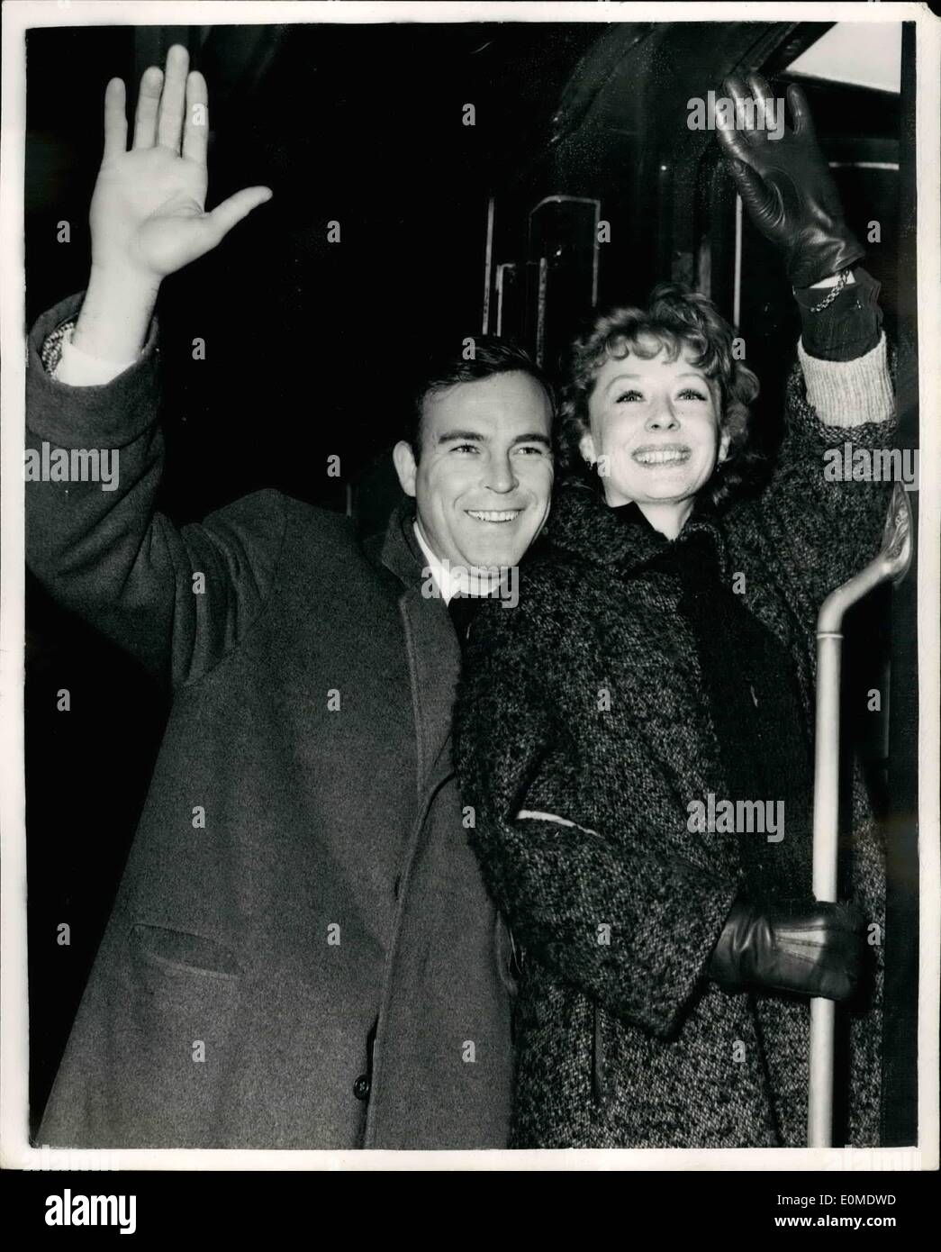 1. Januar 1955 - Off zu Vereinigte Staaten von Amerika Scott Brady. Foto zeigt bekannte Filmstar, Scott Brady, mit Fräulein Owen Verdon, die Tänzerin und Schauspielerin - gesehen, als sie Waterloo verließen heute Morgen auf der S.S '' Amerika '' Boot-Zug, auf dem Weg in die USA. Stockfoto