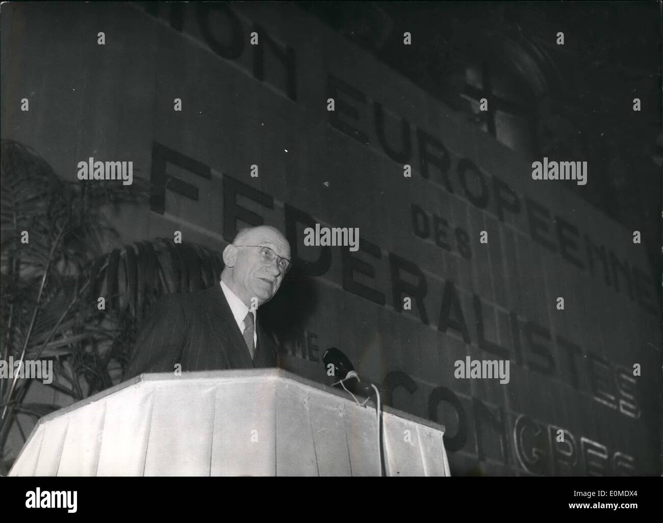 1. Januar 1955 – 5. Kongress der Union der Europäischen Föderalisten öffnet in Paris: Herr Robert Schuman, ehemalige französische Außenminister, Adressierung der Delegierten bei der Eröffnung der 5. Kongress der Union der Europäischen Föderalisten in Paris heute. Stockfoto