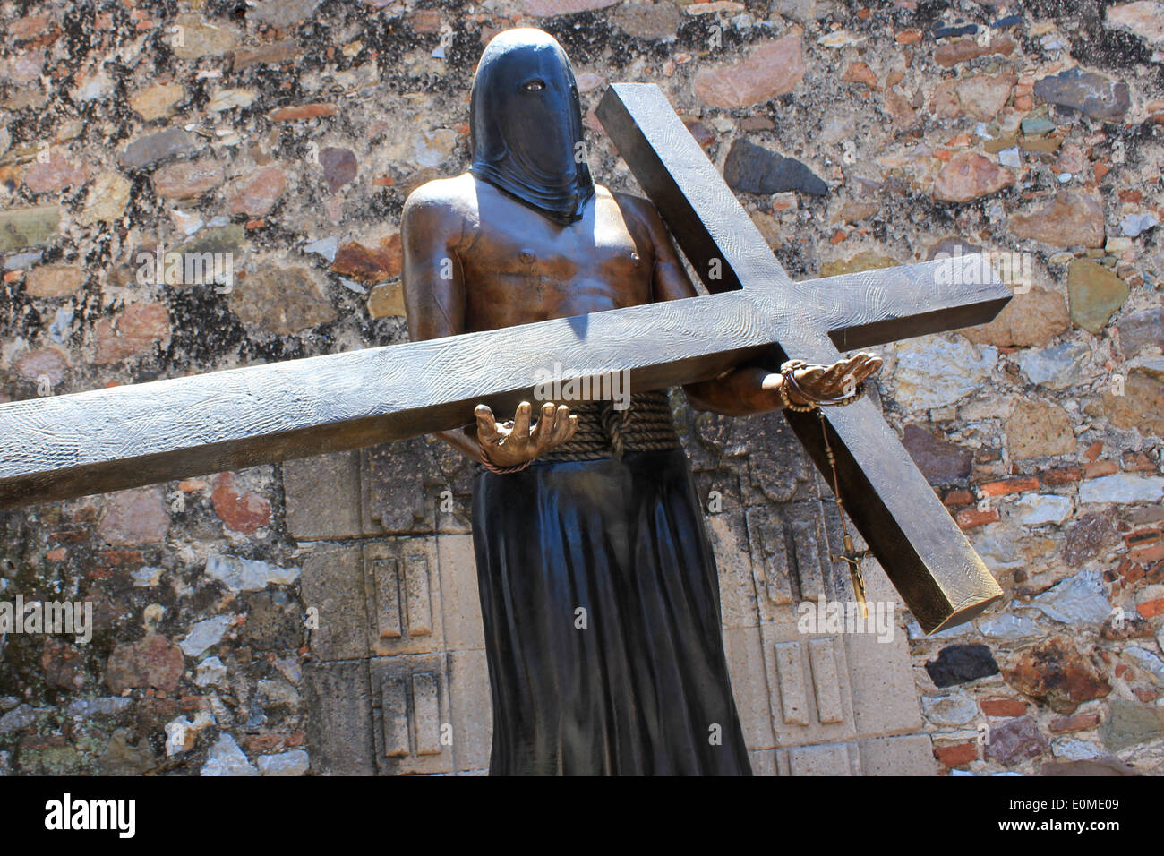 Abbildung von einem "Penitente" tragen ein Kreuz, Taxco, Guerrero, Mexiko Stockfoto