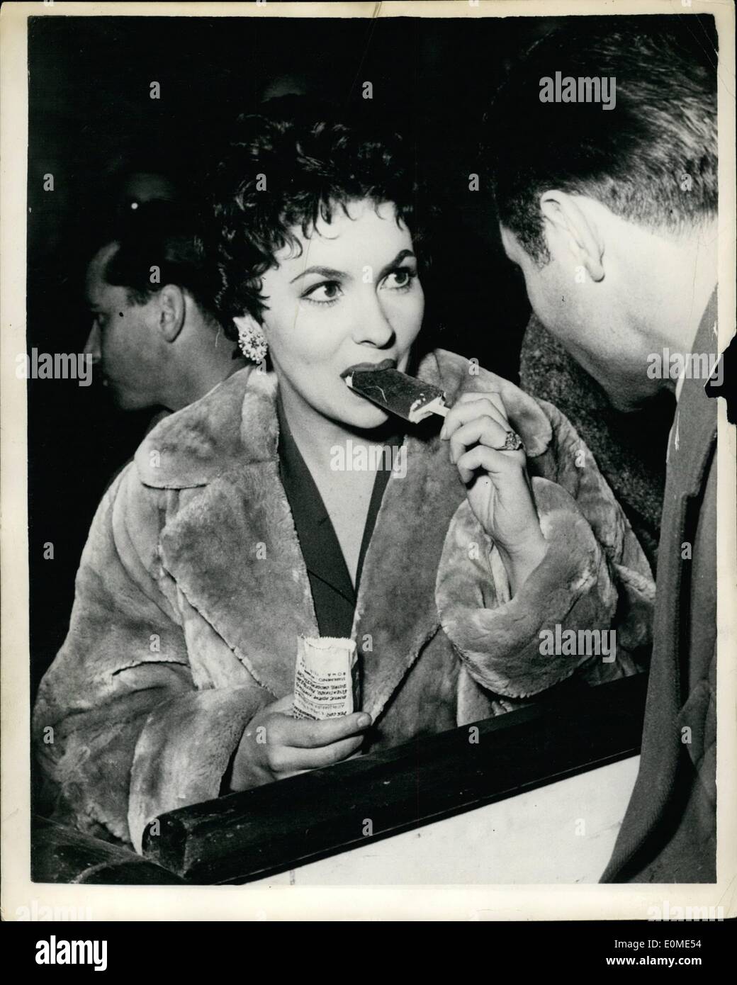 1. Januar 1955 - sie liebt A "Lolly" - tut Lollo...!!! Italienische Star besucht den Zirkus: Beliebter Star der italienischen Bildschirm schöne Gina Lollobrigida war Ehrengast bei der Zirkus Togni, nr. Rom vor kurzem - bei einer Benefizveranstaltung für die Armen der italienischen Hauptstadt. Während des Intervalls - Gina gestreichelt zu einen Neugeborenen Löwen-Club - aß ein süßes "Lolly" - und traf Tiberio Mitri Idol der italienischen Boxen-Enthusiasten. Phoot zeigt Gina Lollobrigida genießt eine süße '' Lolly'' während ihres Besuchs in den Zirkus. Stockfoto
