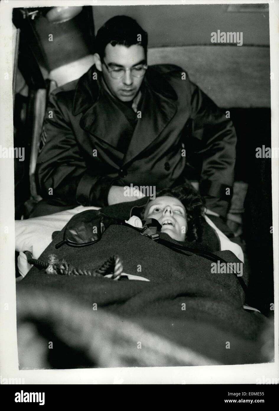 1. Januar 1955 - Tug Rennen zu speichern Frau genommen aus USA Trcopship aus Southampton: Ein Schlepper hat ein zwölf-Meilen-Strich aus Southampton, der amerikanische Truppentransporter '' Private William H. Thomas'' vor der Küste am frühen Morgen treffen, um an Bord Mrs Doryce Pepper Frau eine amerikanische Armee Sgt. Frau Pfeffer nehmen mit Herzbeschwerden zusammengebrochen war. Wenn der Notruf empfangen wurde - der Schlepper zum Meer - und Flug Leutenant Joseph Jaffe Arzt eilte 20 Meilen mit dem Auto von Tichfield R.A.F Station kennenlernen den Schlepper an Southampton. Die Frau wurde in Southampton General Hospital gebracht. Foto zeigt Sgt Stockfoto