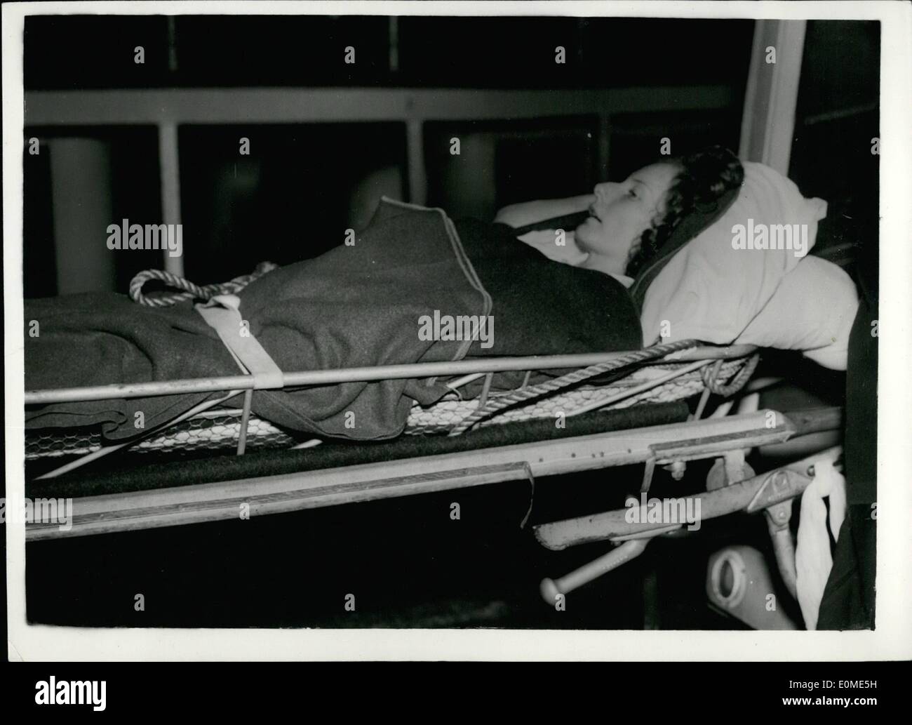 1. Januar 1955 - Tug Rennen, Frau, die vom United States Truppentransporter aus Southampton zu retten: Ärzte kämpften heute um zu sparen Stockfoto