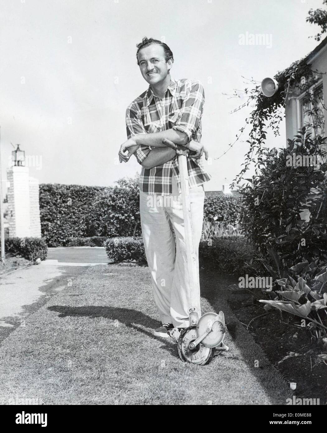 Schauspieler David Niven in seinem Hinterhof Stockfoto