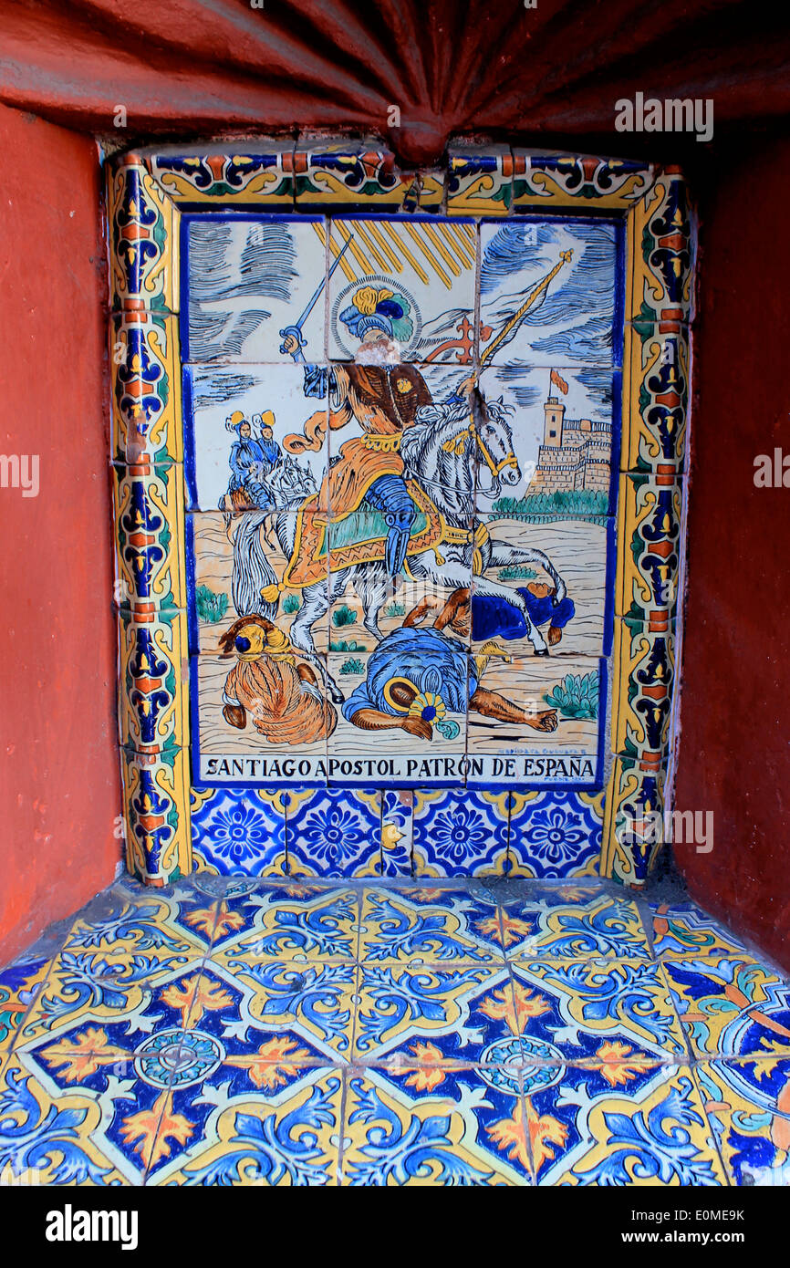 Blau und gelb Fliesen mit einem Bild von St. James auf seinem Pferd, entlang einer Straße in Taxco, Guerrero, Mexiko Stockfoto