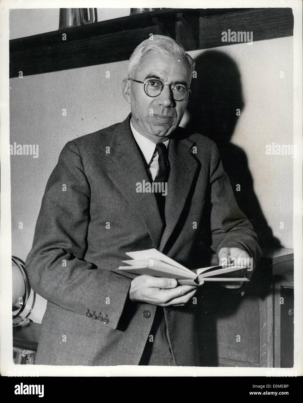 11. November 1954 - neuer Chef der Royal Naval Scientific Service.: Admiralität kündigt an, dass Dr. H.F. Willis Chef des Royal Naval Scientific Service in der Nachfolge W.R.J. Cook, c.b. ernannt worden ist, das Personal der Atomic Energy Authority beigetreten ist. Geboren 1909 in Cardiff, Dr. Willis war Unitl vor kurzem Superintendent der Admiralität Research Laboratory. Er ist ein herausragender Mathematiker und Physiker, Fellow der University of Wales, und einen Doktor der Philosophie der Universität Cambridge Stockfoto