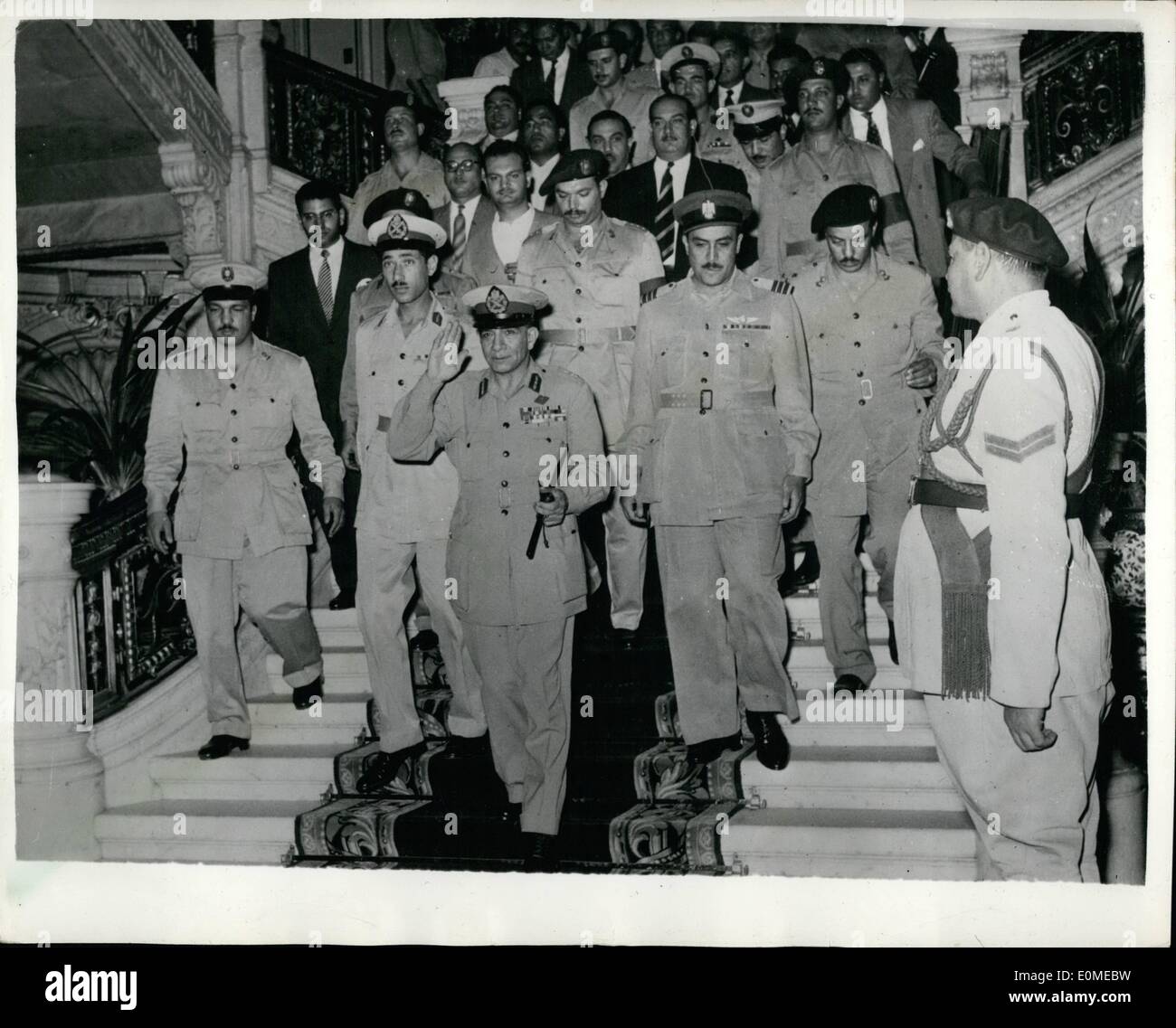 11. November 1954 - Oberst Nasser verdrängt General Neguib von Office: General Neguib, Präsident von Ägypten, wurde aus dem Amt durch die revolutionären Kommandorates abgesetzt und '' von seiner staatlichen Abgaben befreit ''. Er ist nicht für die Gegenwart ersetzt wird, aber Lieut Col Nasser, Herr Ministerpräsident, erfüllen alle die Funktionen des Staatsoberhauptes. Der General wurde in Villa Marg, außerhalb Kairos, gebracht, wo er Hausarrest ist. Er wird behauptet, eine Hand in die abortive moslemischen Bruderschaft-Verschwörung zum Sturz Nassers Regierung gehabt zu haben Stockfoto