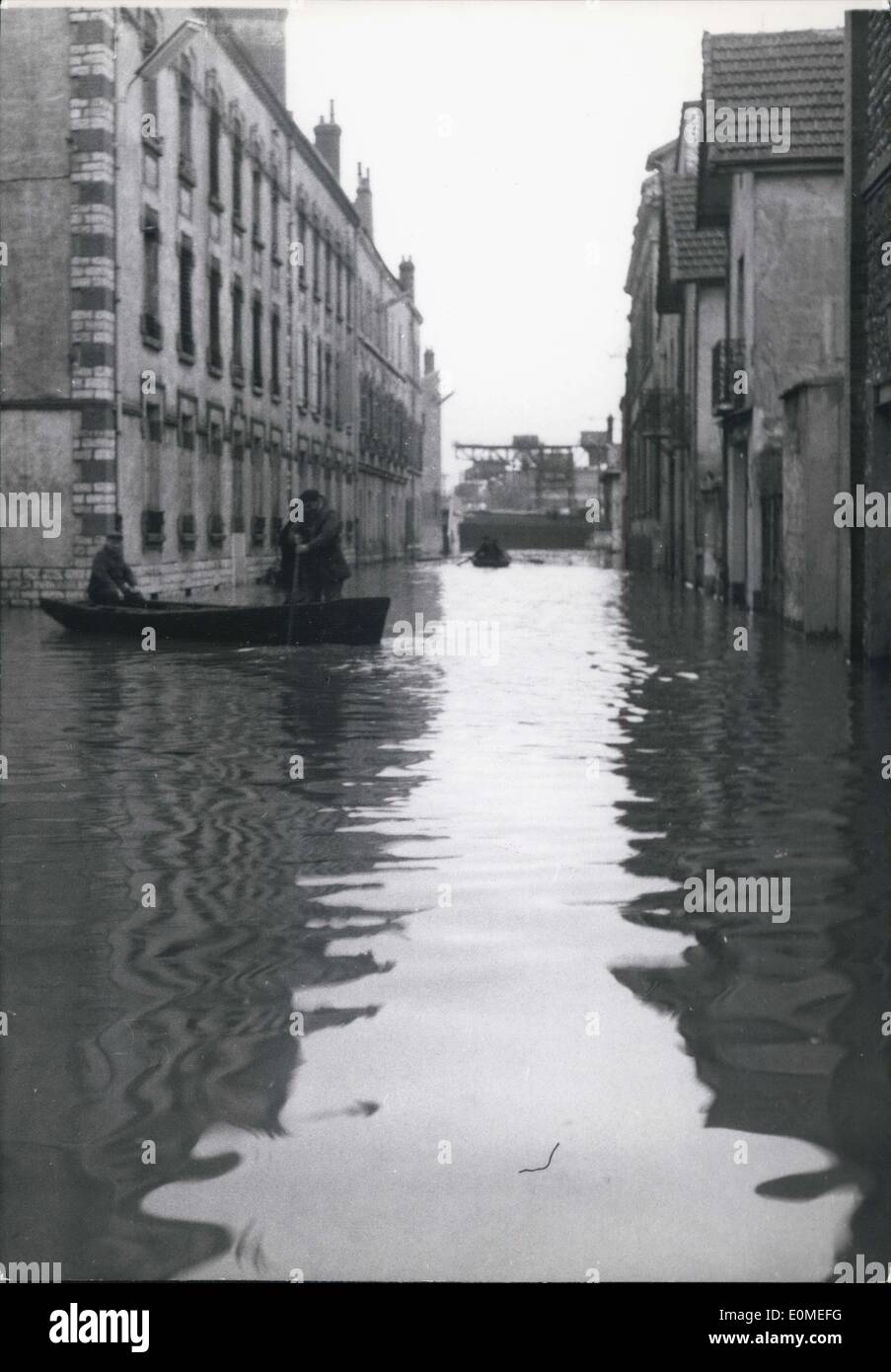 23. Januar 1955 - Überschwemmungen in Paris. Einem Vorort von Paris überschwemmt vollständig durch den Überlauf der Seine. Bewohner bewegen sich in Booten. Stockfoto