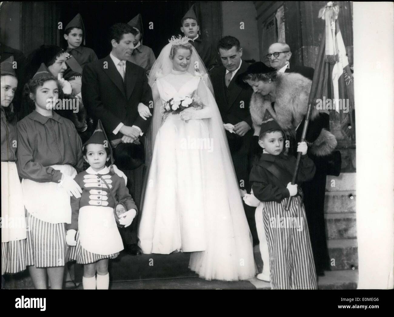 29. Januar 1955 - heiraten in der Kirche Saint-Honore in Paris. Jean Chevrier und Marie Bell wohnten der Zeremonie bei. Marie Bell Stockfoto