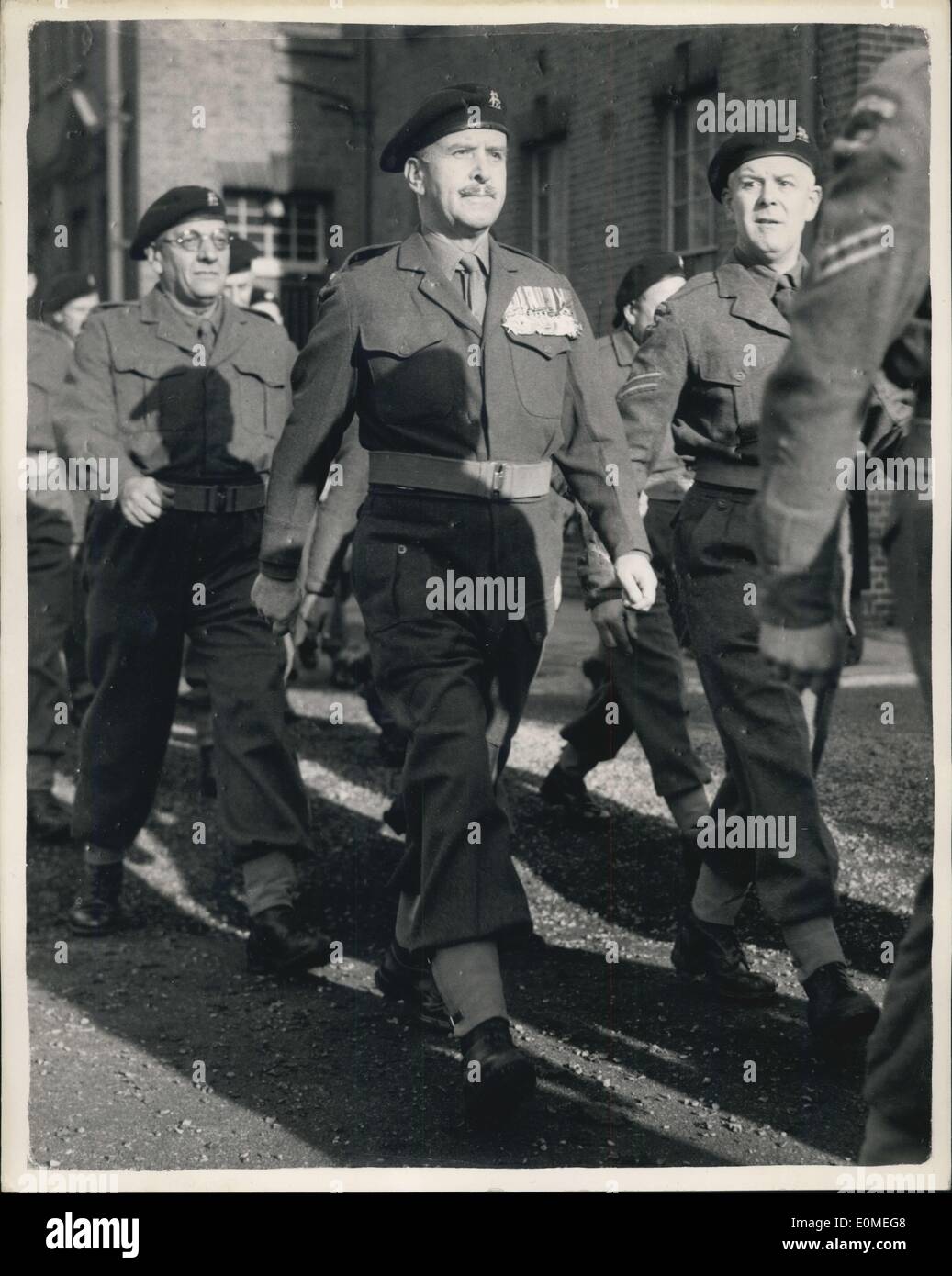 30. Januar 1955 - geht die Teilzeit Armee auf der Parade. Der ehemalige Chef des Stabes als Private: Männer und Frauen ersparen Zeit Soldaten von der Stockfoto