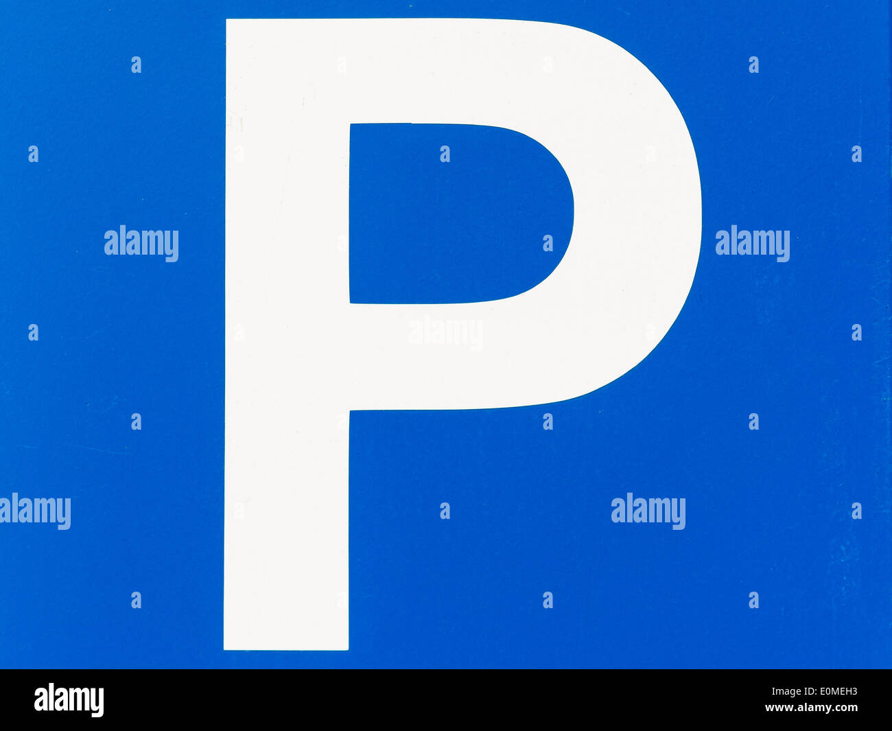 Blaue Verkehrszeichen Parkplatz hautnah Stockfoto