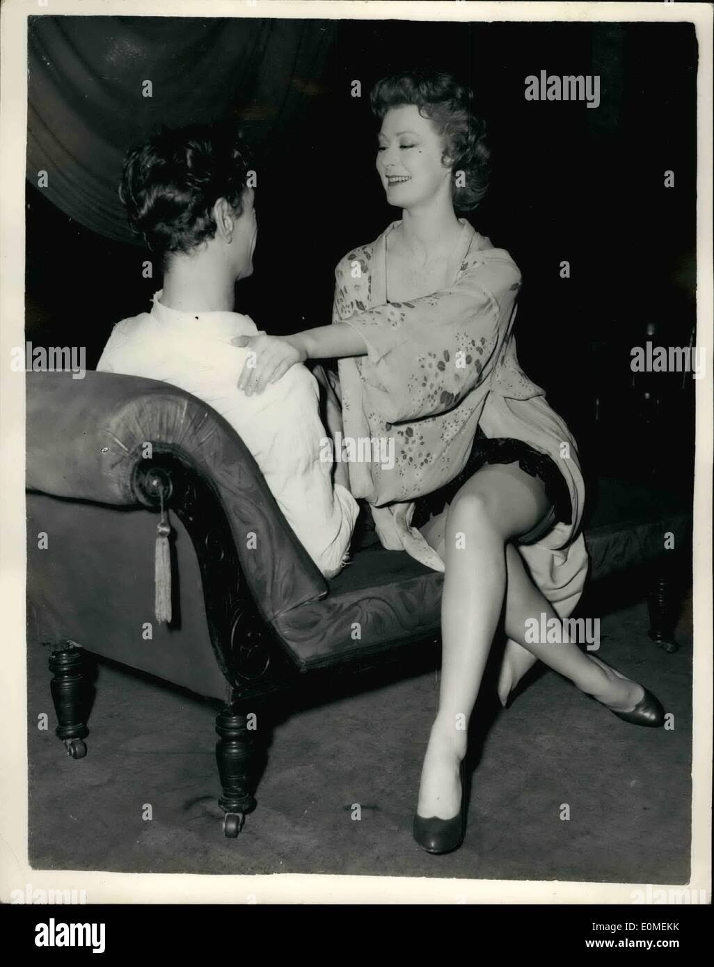 2. Februar 1955 - probt Moira Shearer spielen. She Becomes A '' schlecht '' Girl: Ballett Sterne Moira Shearer - die Schauspielerin geworden - war sein "ich bin eine Kamera" - New Theatre, London, heute Morgen gesehen probt das Stück. Foto zeigt Moira Shearer - in ihrer Rolle als "Sally Bowles die '' schlecht '' Mädchen- und Michael Gwynn als '' Christopher'' - in ihre Streit-Szene bei der letzteren flach - während der Probe am neuen Theater heute Morgen ist. Stockfoto