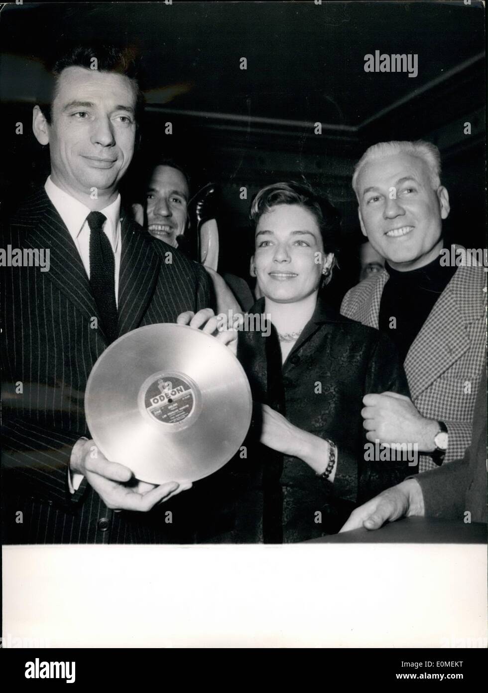2. Februar 1955 - Yves Montand Sets Up A-Eintrag: 1.000.000 Gramophone Records Yves Montand verließ die berühmte französische Sängerin, sen Stockfoto