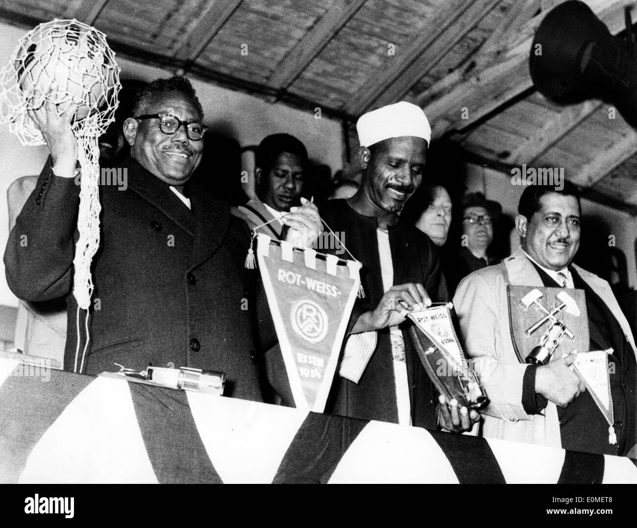 25. November 1954; Essen, Deutschland; Der Präsident des Sudan ISMAIL EL-AZHARI war sehr interessiert an Fußball während seines Besuchs in Deutschland. Er ging an um einen Footbal Spiel des Teams "Rot-Weiss" (rot-weiß) Essen, in Essen zu sehen. Das Bild zeigt, Präsident ISMAIL EL-AZHARI, ALI ABDEL-RAHMAN und Ministerin für Soziales, YAHIA EL-FADLI auf der Tribüne des Stadions während der Fußball-Spiel in Essen. Stockfoto