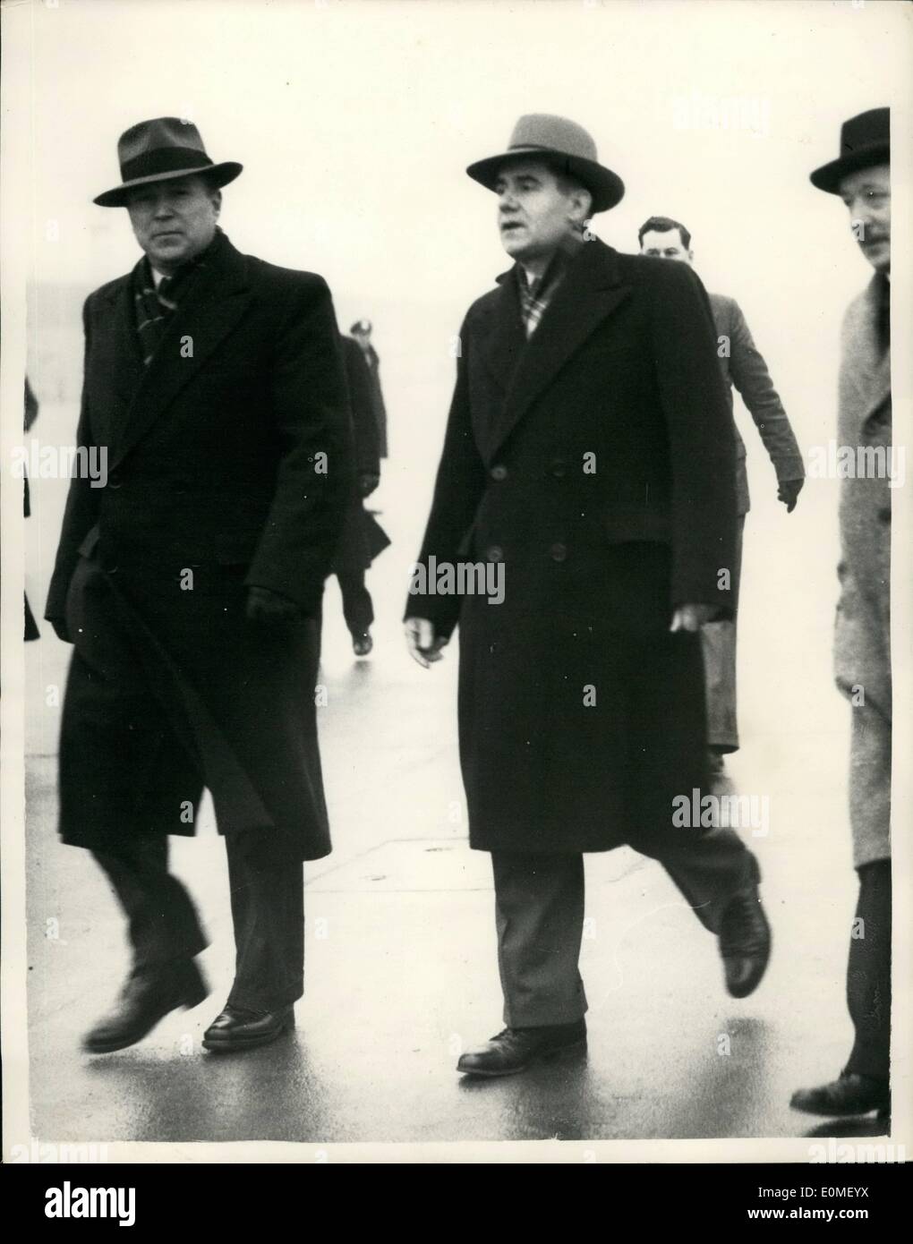 2. Februar 1955 - Mr-Gromyko kommt in London an Bord von sowjetischen Flugzeugen: Mr-Gromyko dem sowjetischen stellvertretenden Minister für ausländische Affries in London kamen. Flughafen heute Nachmittag an Bord einer russischen Iljuschin. Er ist Russland auf der Tagung in London des Unterausschusses Abrüstung-Kommission der Vereinten Nationen vertreten, die am Freitag beginnt. das Foto zeigt M.Malik der sowjetische Botschafter gesehen links - mit Mr-Gromyko bei der Ankunft der letzteren am Flughafen London heute Nachmittag. Stockfoto