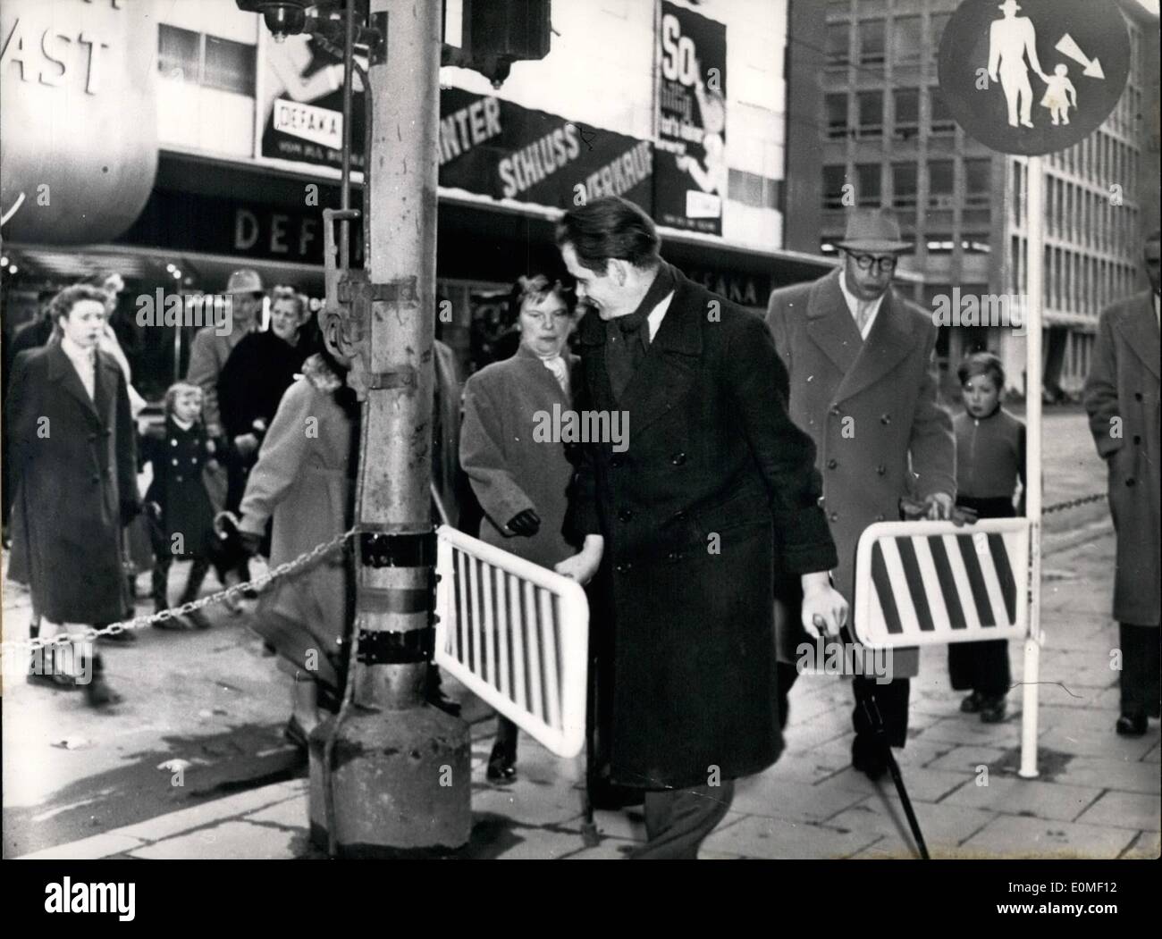 2. Februar 1955 - Training von Fußgänger - Duisburg ist sehr up to date in Sachen Verkehrserziehung neueste Erfindung: '' Einbahnverkehr Wege für Fußgänger. '' Auf einer belebten Straße war ein Verkehrs-Tor am Rande mit Flügeln, die Öffnung nur nach einer Seite eingelagert, so, dass die Überquerung der Straße schneller. Einige Meter weiter, dort ist das entsprechende Verkehr Tor für die Fußgänger von der gegenüberliegenden Straße de. In der Nähe der Orossing gibt es Ketten entlang der Fahrbahn wie um Außenstehende von Orossing in nicht zulässiger Richtung neben den Toren zu vermeiden Stockfoto