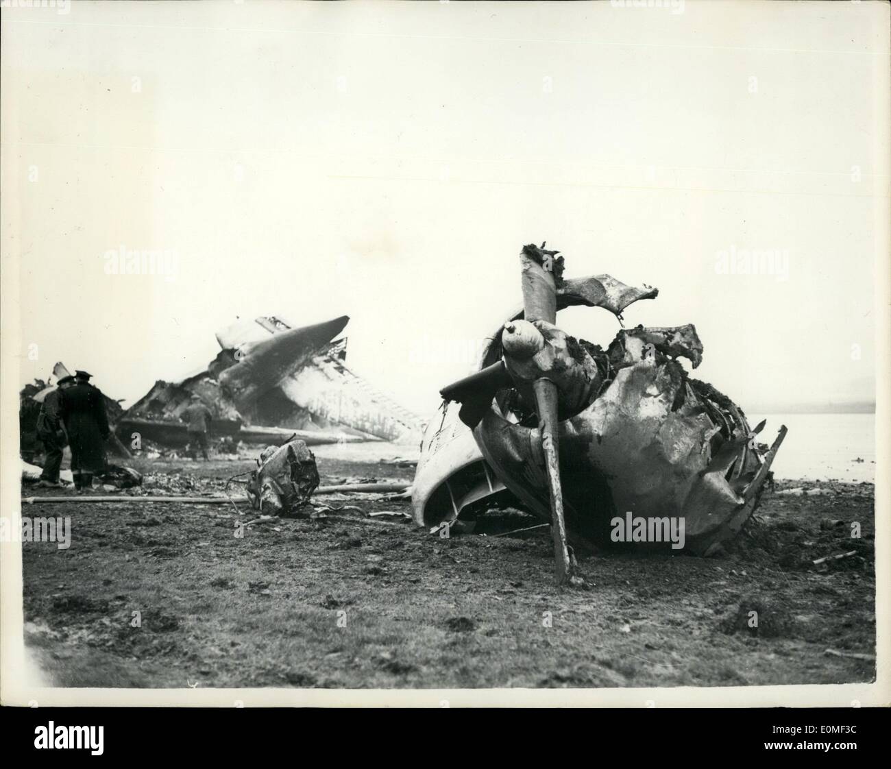 Dezember 12, 1954 - achtundzwanzig sterben in Stratocruiser Crash: achtundzwanzig der dreißig sechs Menschen an Bord ein B.O.A.C. Stratocruiser, starb, als das Flugzeug stürzte beim Ladning in Ayshire Prestwick Flughafen Prestwick, Schottland, am Weihnachtstag. Foto zeigt ein Motor die kam auseinander liegend im Vordergrund, mit Endstück im Heck, nach dem Absturz gesehen wird. Stockfoto