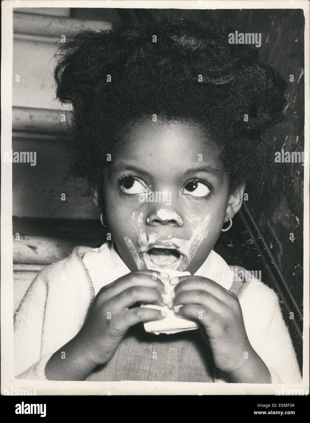 12. Dezember 1954 - farbige Kinderfest: Foto zeigt 4 - Jahre alte Sandra Oak von Kilburn - auf einem Tisch zu sehen, wie sie ihre jungen Mitgäste während unterhält heute ist farbig Kinderfest im Sieg Haus, Leicester-Platz. Stockfoto