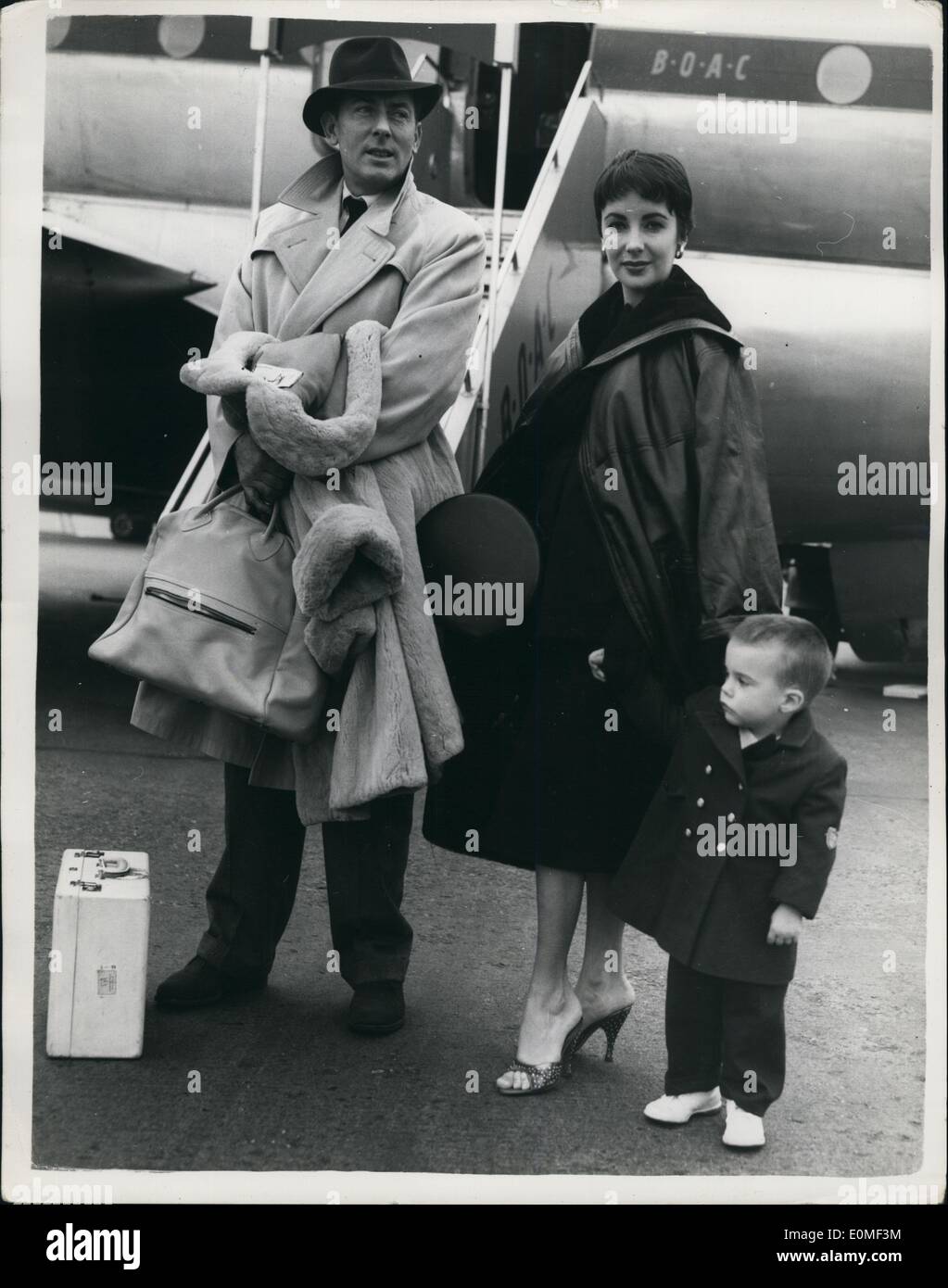 12. Dezember 1954 - The Wilding nach London fliegen: Michael Wilding und seiner Frau Elizabeth Taylor mit ihrem Sohn 23 Monate alte Mike am Londoner Flughafen gestern - kam so dass Michael Krankenbett seines Vaters gehen konnte, erkrankte nach Michaels Mutter in London vor zwei Wochen starb. Foto zeigt Mr. und Mrs Michael Wilding mit Baby am Flughafen London gestern. Stockfoto