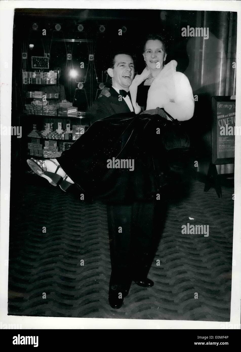 12. Dezember 1954 - besuchen Stars Premiere des Films "eine gute Umdrehung '' am Odeon. Foto zeigt, dass Norman Wisdom Star des Films '' eine gute drehen '' trägt seine Mutter in das Odeon Leicester Square, für die Premiere des Films gestern Abend. Stockfoto
