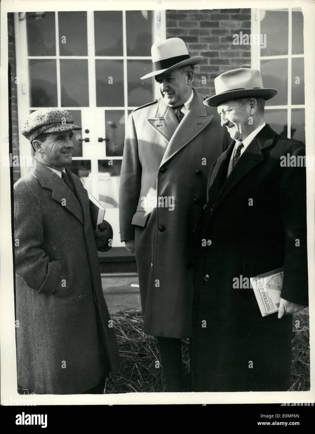 12. Dezember 1954 - Eröffnung der Newmarket Verkäufe, Sir Gordon mit Besuchern aus den Vereinigten Staaten. Eine Reihe von Rekordpreise bezahlt wurden an der Newmarket Bloodstock Umsatz Newmarket eröffnete heute Morgen. Keystone-Foto zeigt: Sir Gordon Richards im Chat um Herrn Joseph T. Donahue von New York, die Inhaber eines bekannten Rennpferd und auf Recht, Mr. James W. Smith (Mitte) auch von New York, ein Ex-Jockey und Trainer bei den Verkauf heute. JSS/Keystone Stockfoto