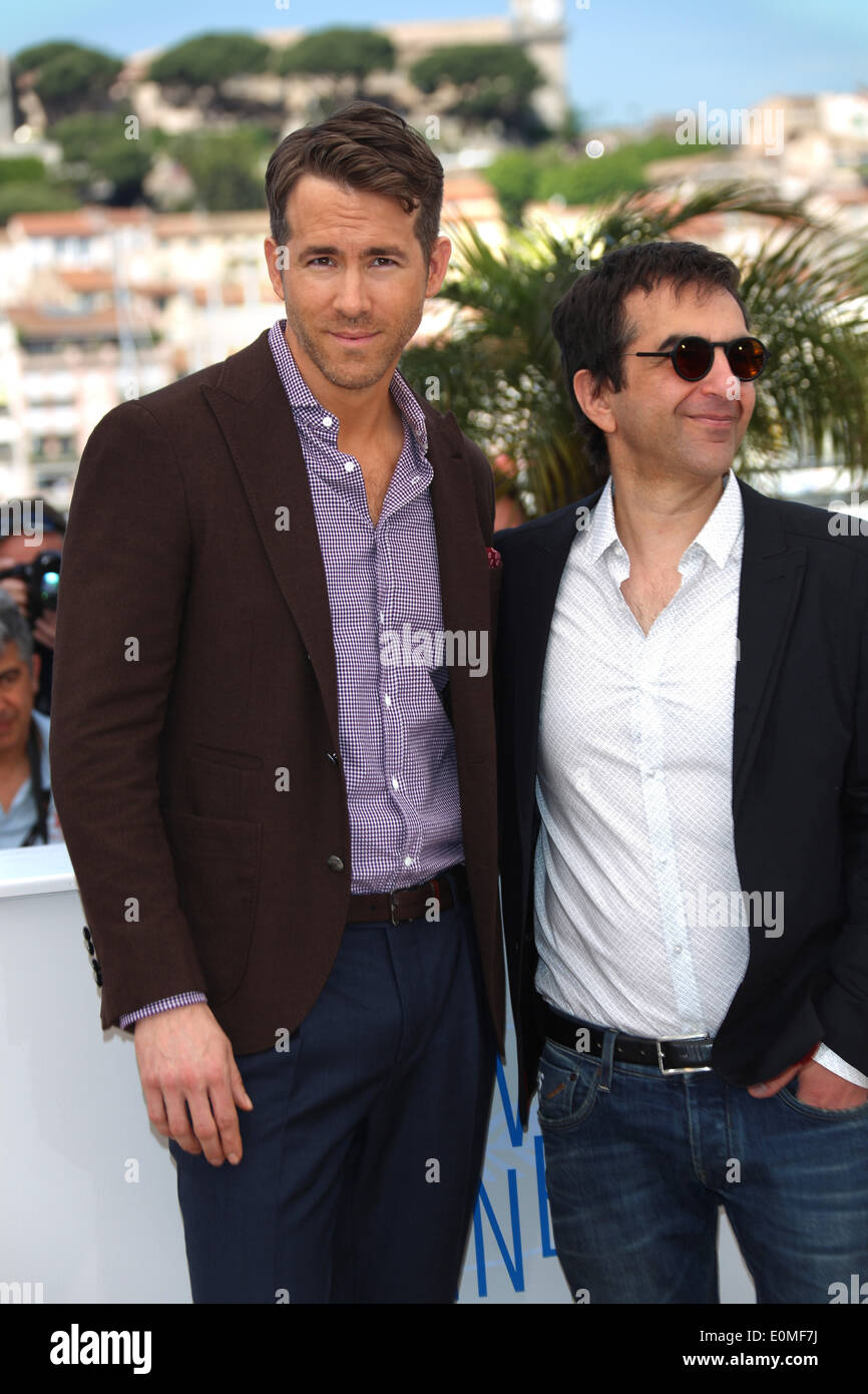 Cannes, Frankreich. 16. Mai 2014. Kanadischer Filmregisseur Atom Egoyan (R) und kanadischen Schauspieler Ryan Reynolds stellen während der Fototermin für "Gefangene" (The Captive) an der 67. jährlichen Cannes Filmfestspiele in Cannes, Frankreich, 16. Mai 2014. Der Film wird im offiziellen Wettbewerb des Festivals präsentiert das von 14 bis 25 Mai läuft. Foto: Hubert Boesl/Dpa/NO WIRE SERVICE/Dpa/Alamy Live News Foto: Hubert Boesl/Dpa/Alamy Live News Stockfoto