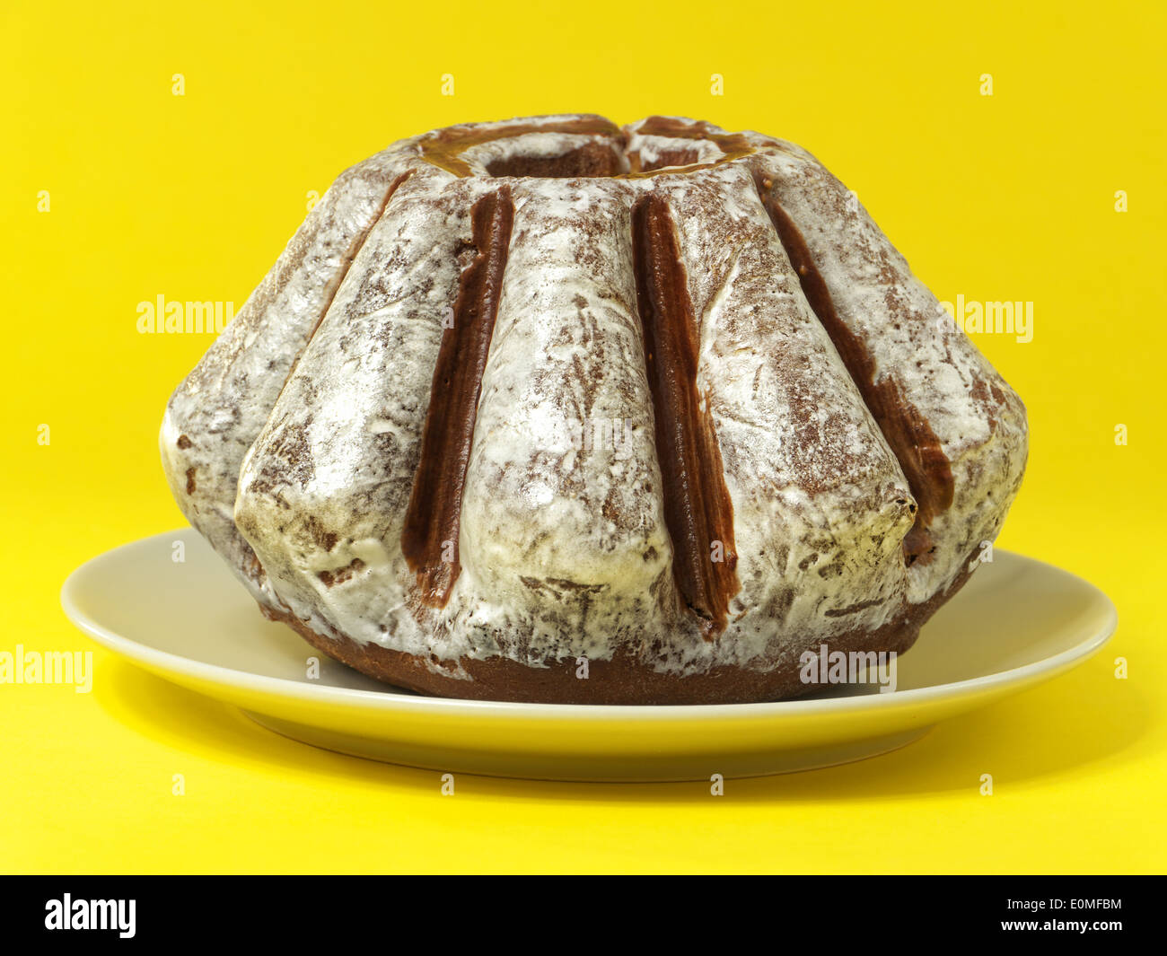Traditionelle Osterkuchen mit Verglasung über gelbem Hintergrund Stockfoto