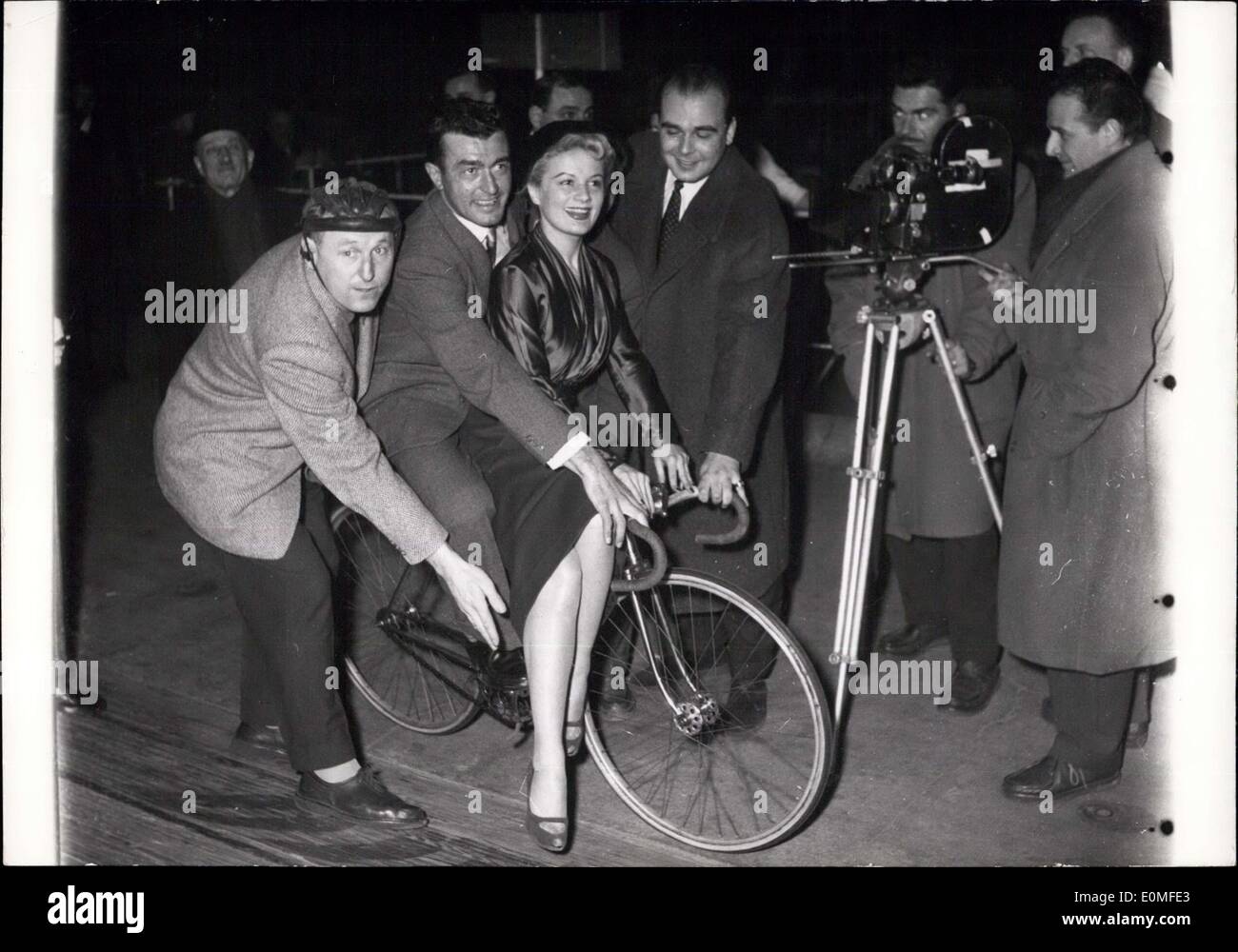 20. Februar 1955 - Bobet(Famous French Cycle Champion) Held eines Films: Louison Bobet, der berühmte französische Cycle Champion, Sieger der Tour De France, mit Jacqueline Pierreux, Novie Starlet, auf seinem Fahrrad während der Komiker Bourvil, Almure Beine, fotografiert im Palais Des Sports, Paris, sieht wo die ersten Szenen des Firlm'' Louison Bobet''. (In welchem Bobet spielen Bobet) heute begonnen. Stockfoto