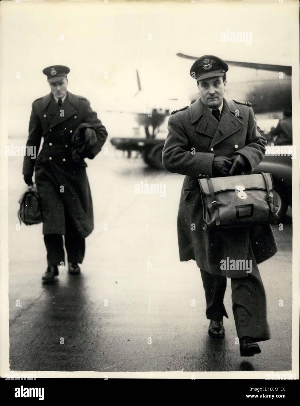 23. Februar 1955 - kommt Herr Gromyko In London an Bord von sowjetischen Flugzeugen. R.A.F Offiziere Reisen mit Minister.: Mr-Gromyko dem sowjetischen stellvertretenden Minister für ausländische Affaits angekommen am Flughafen London heute Nachmittag an Bord einer russischen Iljuschin. Er soll sein Land bei dem Treffen in London des Unterausschusses Abrüstung-Kommission der Vereinten Nationen vertreten die beginnt am Freitag. Foto zeigt: zwei Offiziere der Royal Air Force, an Bord des sowjetischen Flugzeuges reiste-gesehen, wie sie heute Nachmittag in London am Flughafen gelandet. Sie werden nicht genannt. Stockfoto