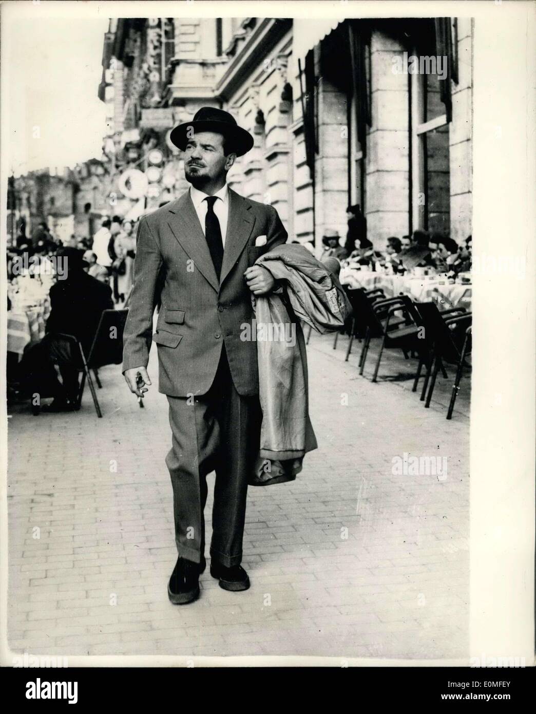 28. Februar 1955 - Guess Wer?: Dieser bemerkenswerte Mann mit Bart, der die Via Veneto, Roms modische Durchgangsstraße, hinunterschlendert, ist nichts anderes als der bekannte ehemalige britische Boxer Dave Crowley. Dave spielte in mehreren Filmen, die in Cincitta - Roms Hollywood - gedreht wurden und wuchs den Bart speziell für William Tell, den Film, den Errol Flynn produzierte, als die Baillifs hereinkamen, und der Film bleibt halb gemacht. Dave sagte: "Ich habe mich an das Gehör gewöhnt, und ich habe das Gefühl, dass Errol Flynn nach Rom zurückkommt und das Bild beendet." Dave unterschreibt einen Film mit Bruce Cabot. Stockfoto