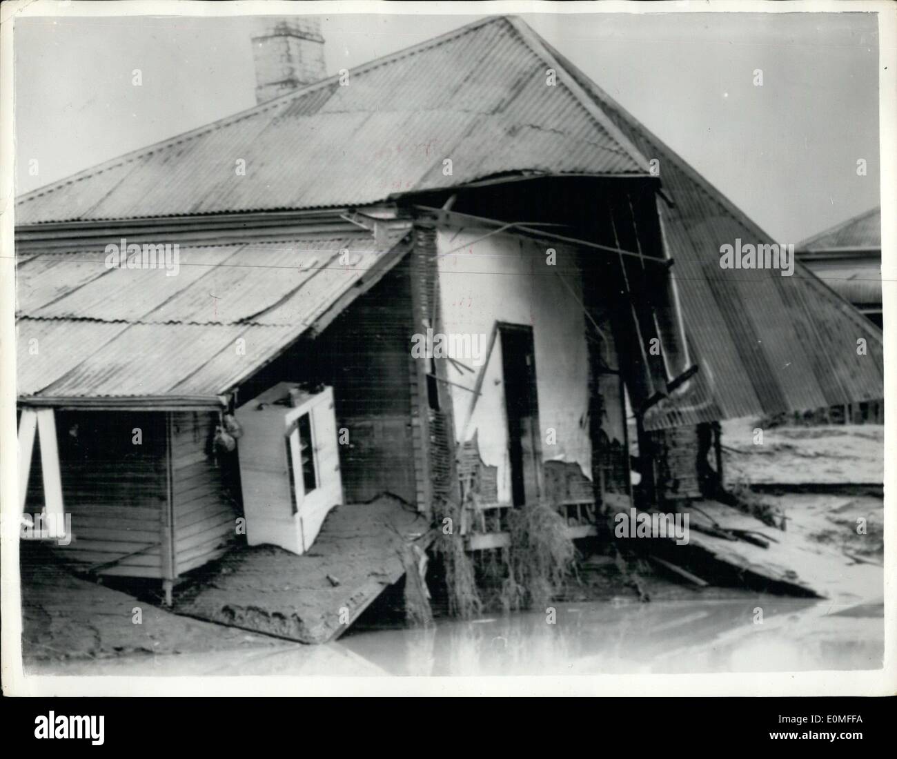 3. März 1955 - Flut-Katastrophe in New South Wales... Zerstörten Haus in Maitland: Ansicht eines völlig zerstörten Hauses in Maitland, New South Wales - während der Überschwemmungen, die vor kurzem verbreitet Chaos und Verwüstung verursacht... Der Schaden und Verlust von Eigentum wird auf viele Millionen - geschätzt und viele Leben waren verloren. Stockfoto