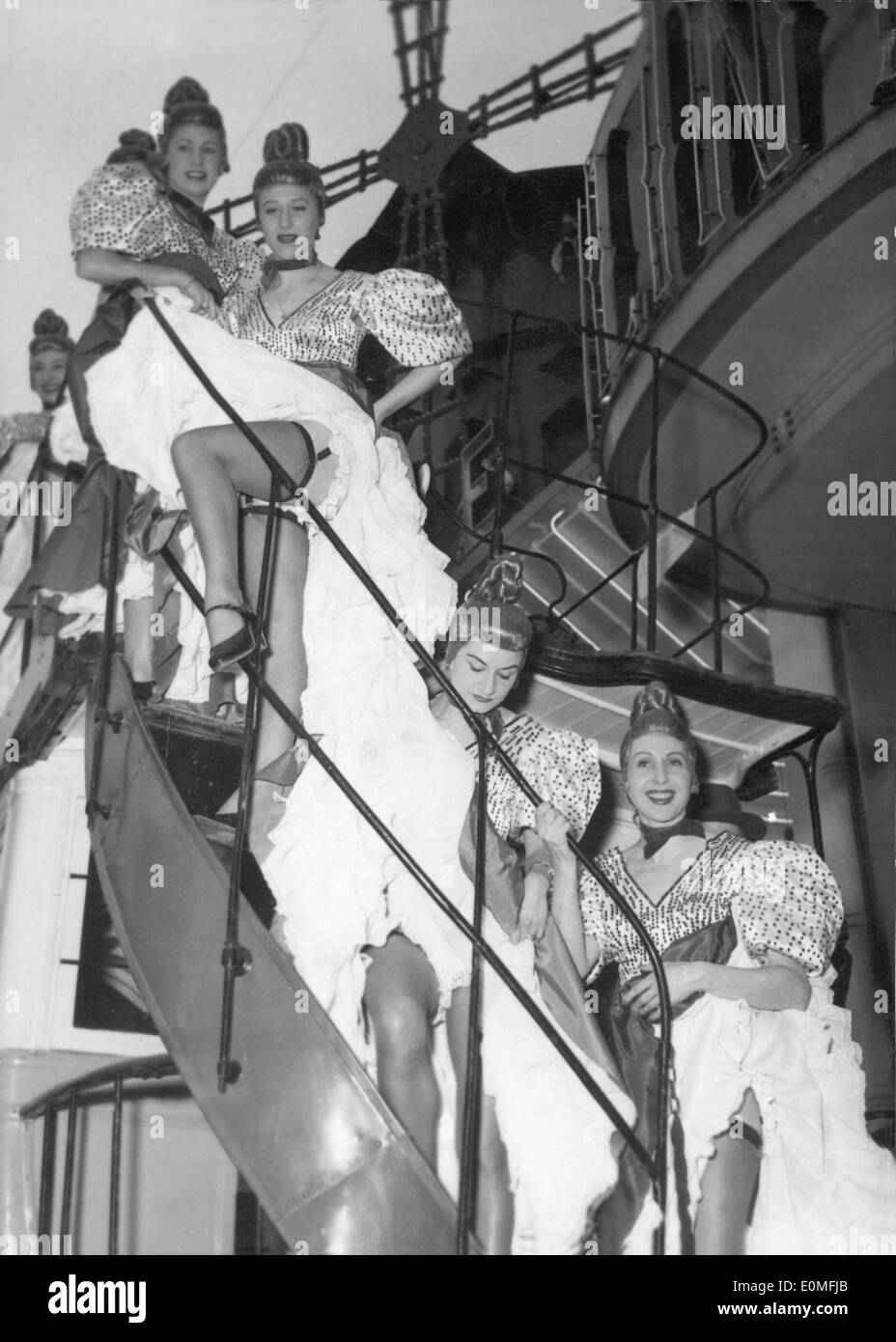 27. Dezember 1954 - Paris, Frankreich - weltberühmte Moulin Rouge Kabarett, von Toulouse-Lautrec verewigt ist in Montmartre, der einzige Ort in Paris gelegen finden Sie das wahre können can. Das Moulin Rouge ist ein Touristenziel bietet musikalische und tänzerische Unterhaltung für Erwachsene Besucher aus der ganzen Welt. Im Bild: Moulin Rouge, Ensemble des Jahres 1954 in Paris. Stockfoto