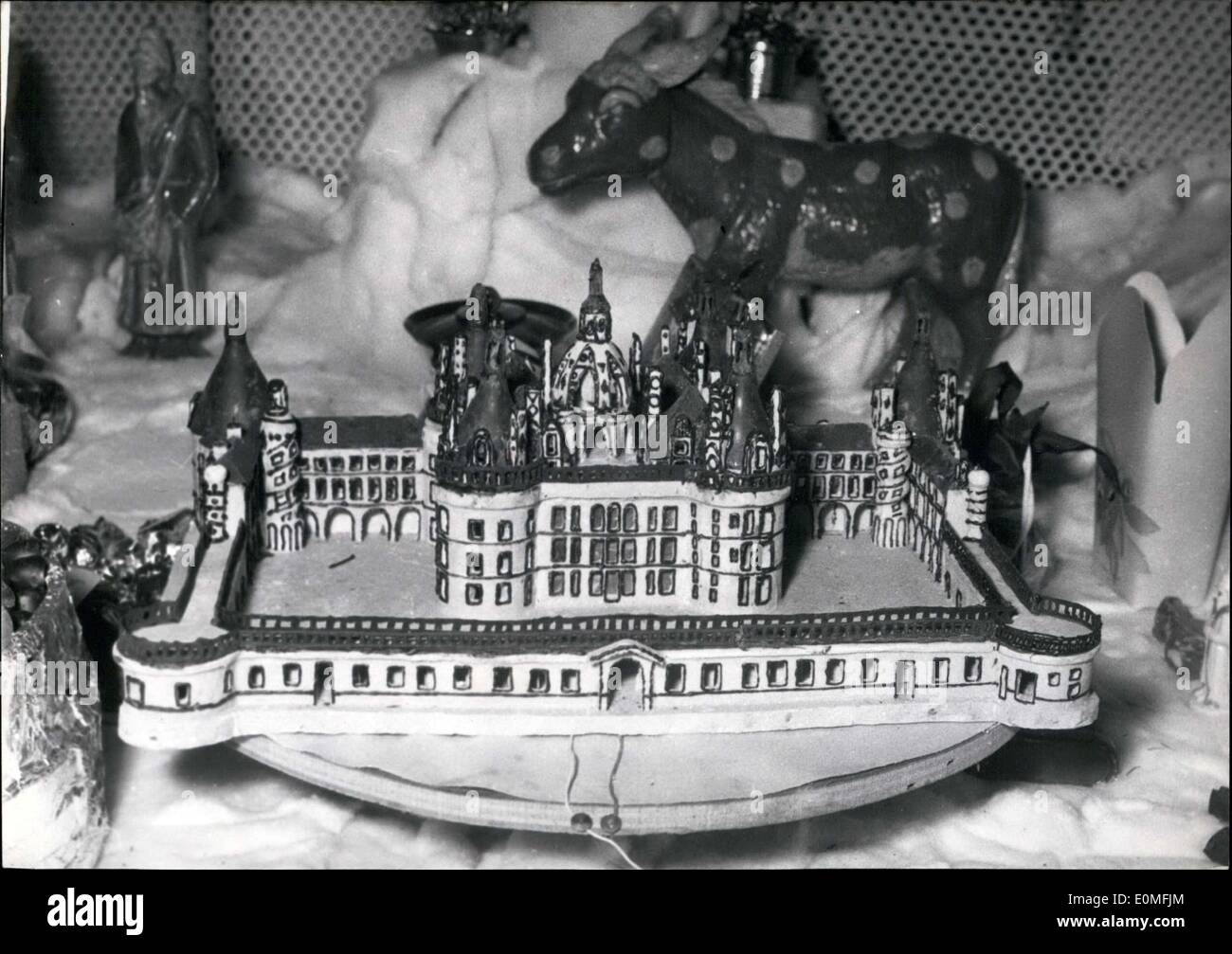 30. Dezember 1954 - Schokolade Chateu 232 Stunden Arbeit, dieses Gebäck Meisterwerk zu erreichen: eine kleine Nachbau des berühmten Schloss von Chambord in Schokolade gesehen in der Auslage eines Paris-Patrsy-Shops anlässlich Weihnachten und Neujahr. Es dauerte 232 Stunden Arbeit und 12 Pfund weißen und schmelzende Schokolade, dieses kleine Meisterwerk zu erreichen. Stockfoto