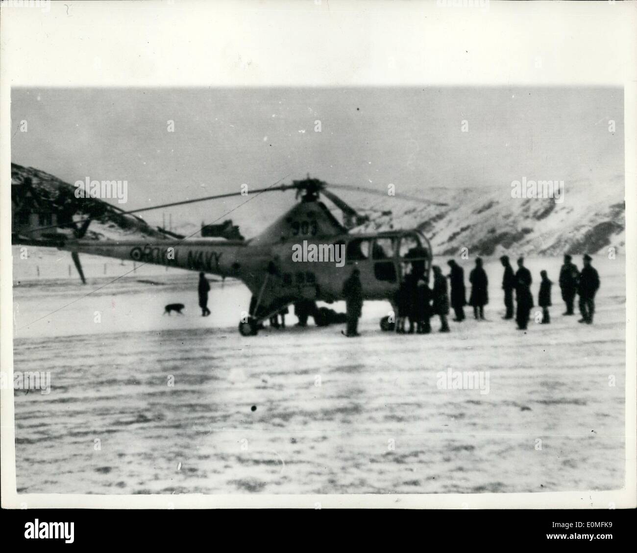 01. Januar 1955 - Naval Helicopters nehmen Lieferungen an schottische Dörfer, die von Schnee abgeschnitten sind: Eine großartige kombinierte Luft-, See- und Landoperation gestern brachte Erleichterung in die schneebeschneiten nördlichen Grafschaften Schottlands. Hubschrauber und andere Flugzeuge flogen den ganzen Tag über und lieferten Lebensmittel und medizinische Versorgungdie roten Dörfer von Belsagu. Bettyhill, eines der Dörfer, die im schneebedeckten Nordschottland abgeschnitten sind, wurde gestern von einem Flottenhubschrauber entlastet. Es kam gerade rechtzeitig. Der Schnee fand die Dorfbewohner mit wenig Kohle, ohne Strom und einer kaputten Wasserversorgung Stockfoto