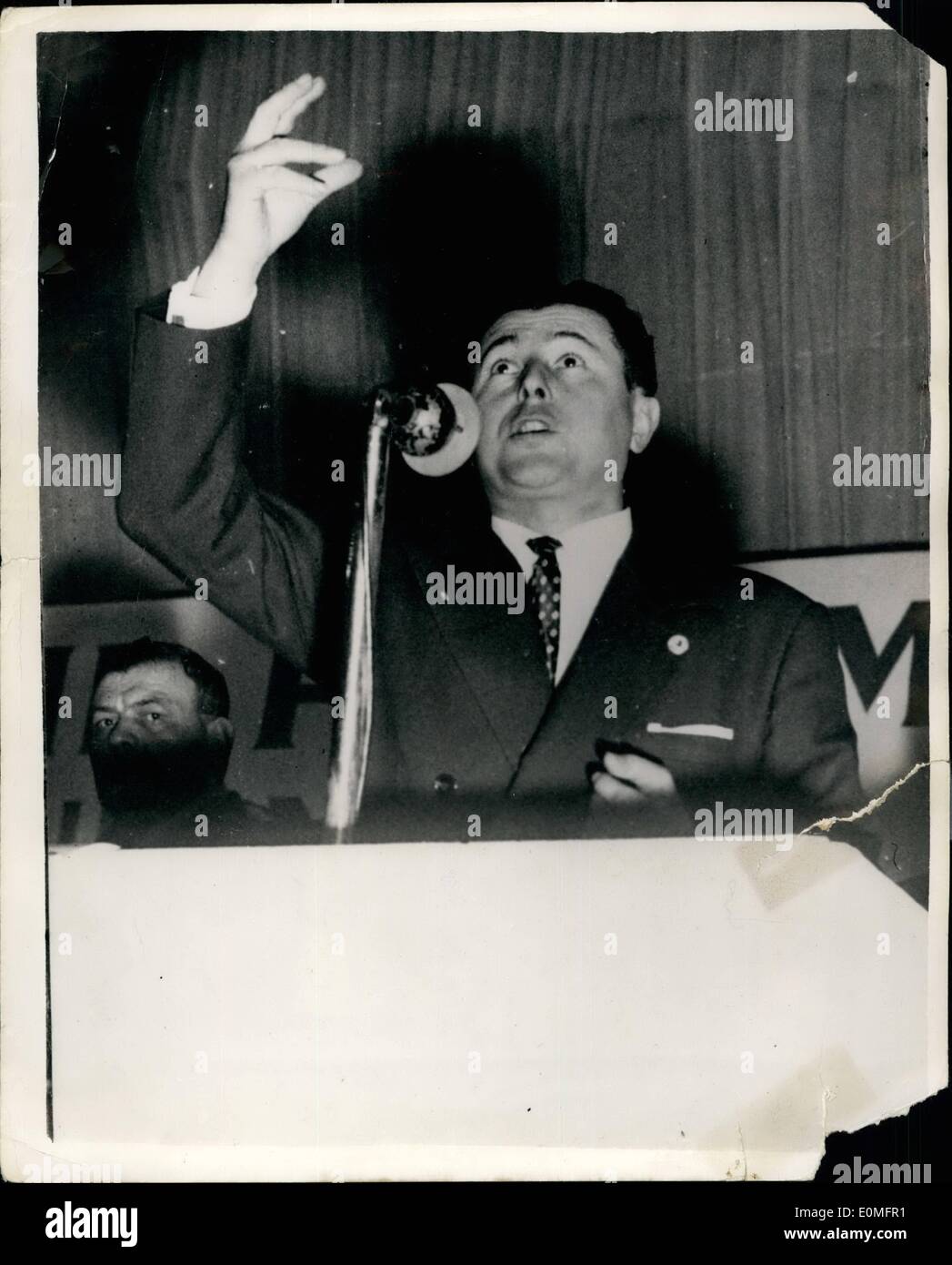 3. März 1955 - Pierre Poujade französischer Meister der kleinen Ladenbesitzer hat er fast 1 Million Unterstützer; Dreißig vier Jahre alten Pierre Poujade der provinziellen Schreibwarenhändler in dieser Woche Ende eröffnet seine Kampagne gegen die Regierung - seine Anti-Steuer-Kampagne, die bisher fast 1 Million Fans angezogen hat. Steuer-Rebellen werden berichtet, um ihn in Höhe von ca. 4.000 pro Tag beitreten werden. Vom kleinen Paris-Hotel, das er sein Hauptquartier - gemacht hat hat Pierre Poujade fordert Ladenbesitzer, einen ein-Tages-Demo-Streik zu inszenieren und forderte Wähler '' Französisch N boykottieren '' Stockfoto