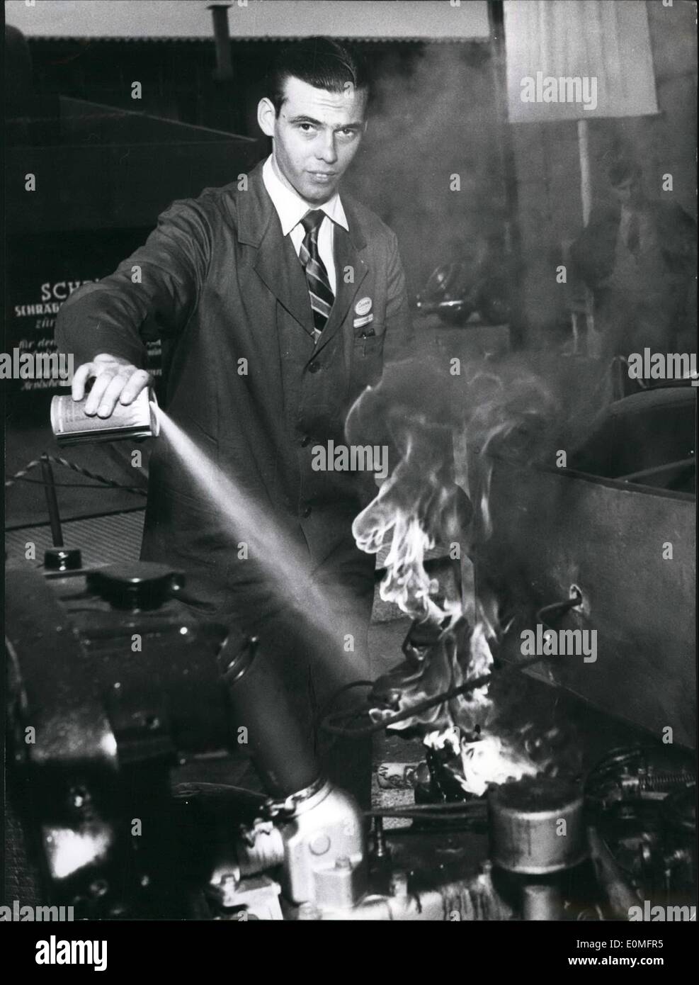 3. März 1955 - sind Burning Vergaser leicht mit '' Loschzwerg'' gelöscht. Es ist nicht größer als eine einfache Tin-Box und es enthält genügend Chemikalien um die Flammen schnell zu stoppen, wie hier angezeigt. Stockfoto