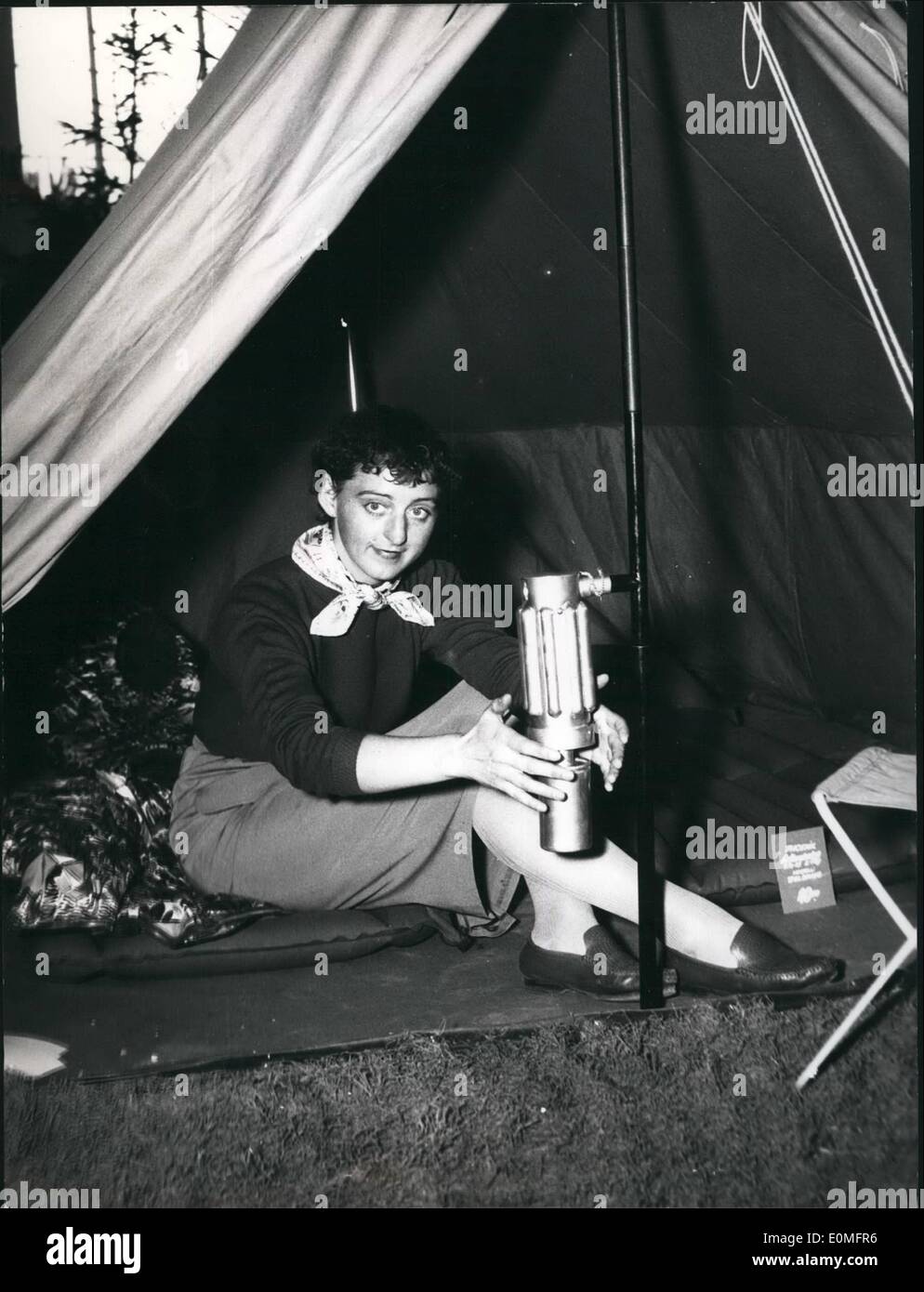3. März 1955 - Camping-Messe in München: Neben Zelten und anderen camping-Materialien ist eine neue '' Zelt-wärmer '' zu sehen. Mit einem Konsum von 0,4 Liter hat es eine brennende Länge von 4 Stunden. OPS: Eine camping-Girl bereitet ihre Hände. Stockfoto