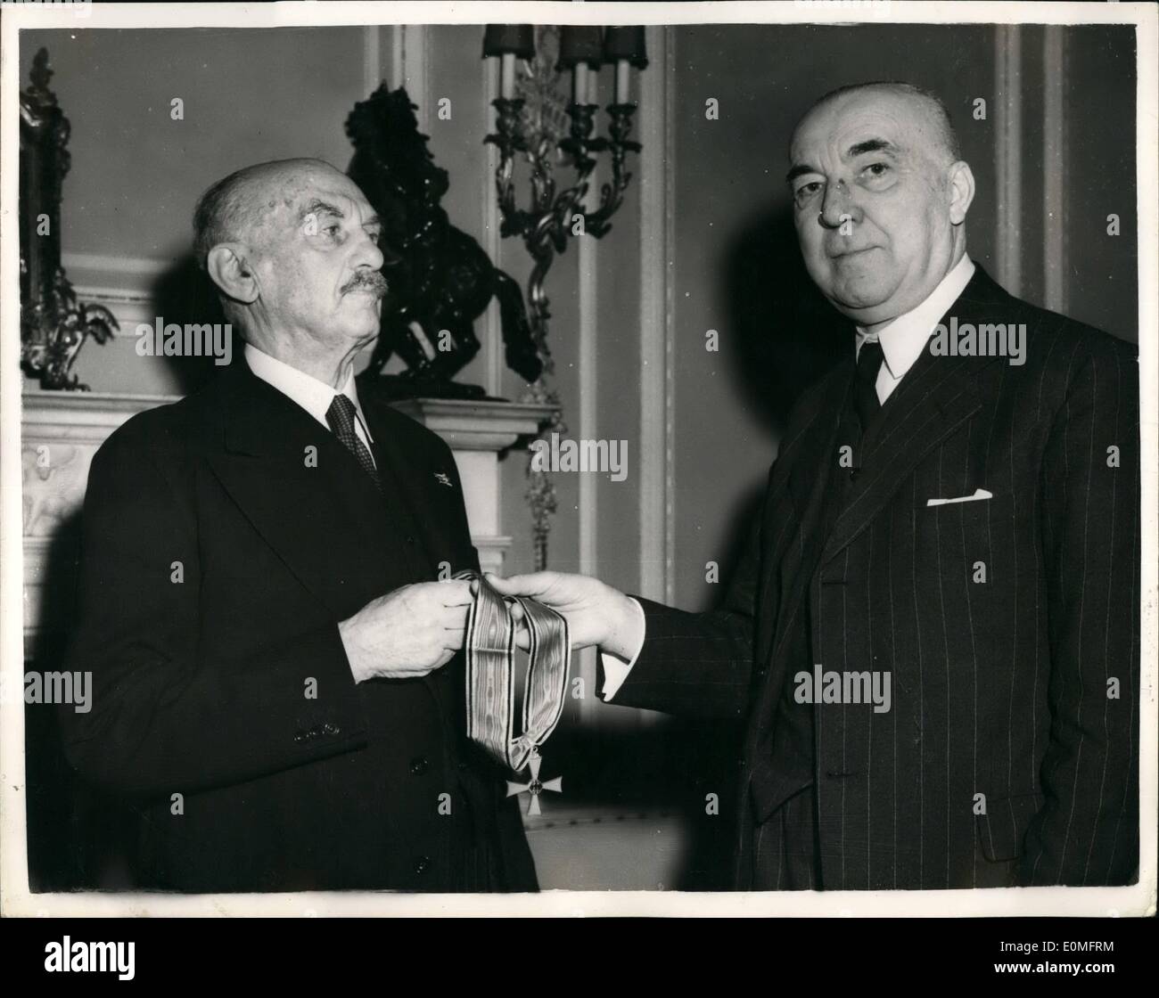 3. März 1955 - deutscher Botschafter stellt Verdienstorden für Dr. Fritz Demuth und Botschaft in London: Dr. H. Schlange-Schoningen Stockfoto