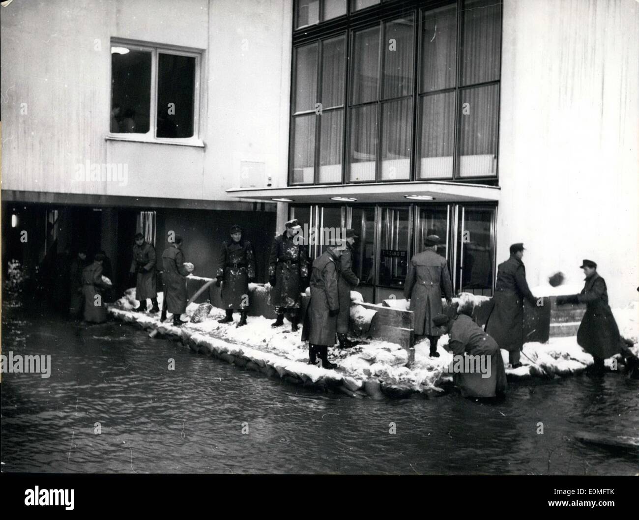 1. Januar 1955 - die Fluten kommen in das Haus des Deutschen Bundestages: an der Rheinseite kam das Wasser bis nahe an die Türen des Hauses des Deutschen Bundestages. Die Straße ist komplett unter Wasser. Die deutsche Grenze Verteidigungseinheiten müssen das Wasser Co ins Haus zu verhindern. Photon zeigt, dass Sand-Säcke am Rhein - gestellt werden, zu verhindern, die Wasser-Panade durch. Stockfoto