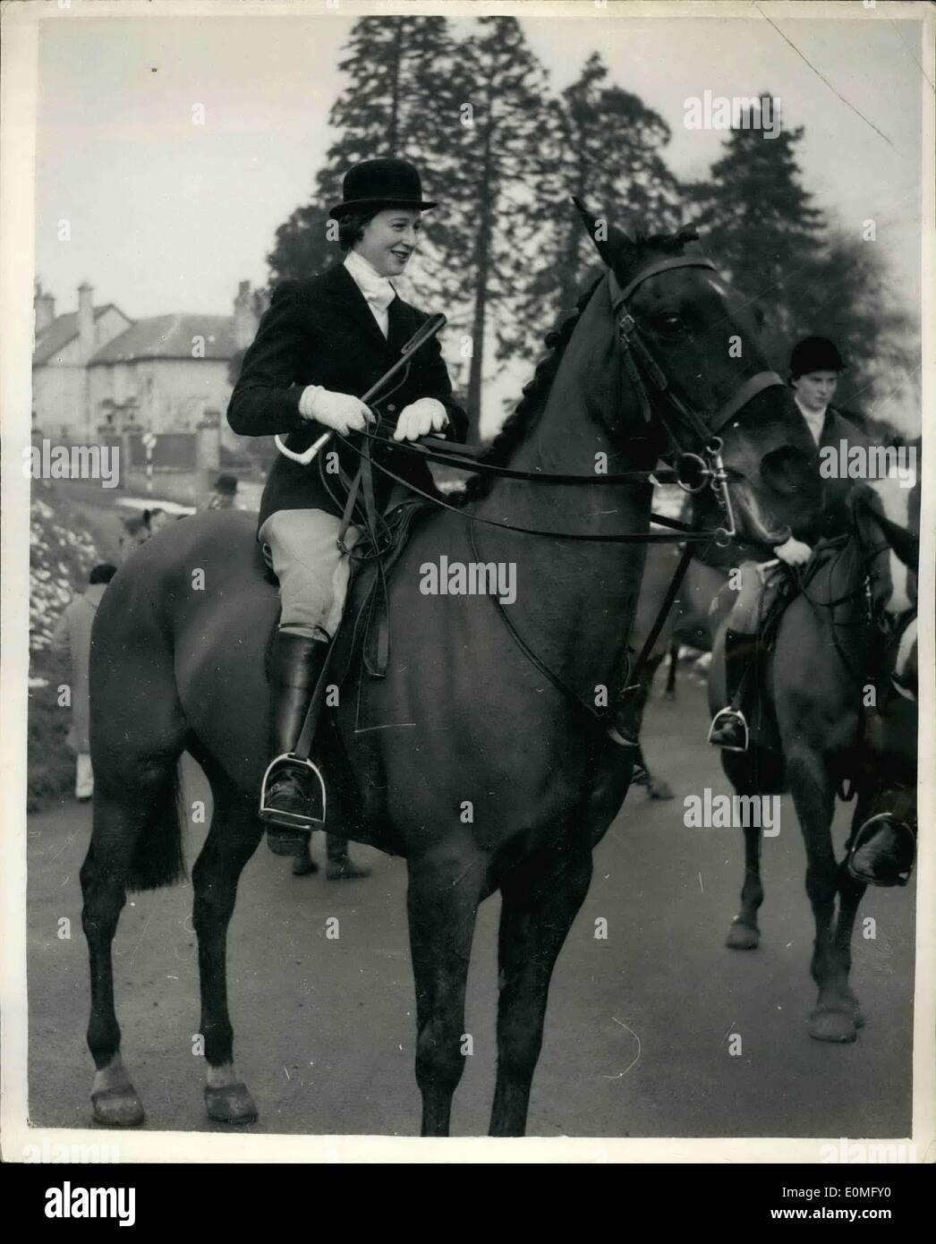 1. Januar 1955 - Prinzessin Alexandra Thrown - während Sie Wit Hder Jagd... Ausgelöst über den Kopf des '' Smokey''; H.R.H. Prinzessin Alexandra Tochter von der Herzogin von Kent wurde gestern von ihrem Pferd während Sie mit der Pytchley Hunt geworfen. Sie ritt '' Smokey'' in einem sumpfigen Gebiet, wenn er plötzlich nicht mehr und die Prinzessin wurde über den Kopf geworfen. Sie war erschüttert und Schlamm aber weiter die Jagd. Sie besuchte eine Private House-Party am Abend. Foto zeigt Prinzessin Alexandra auf '' Smokey'' während der Putchley Hunt gestern - bevor sie ausgelöst wurde. Stockfoto